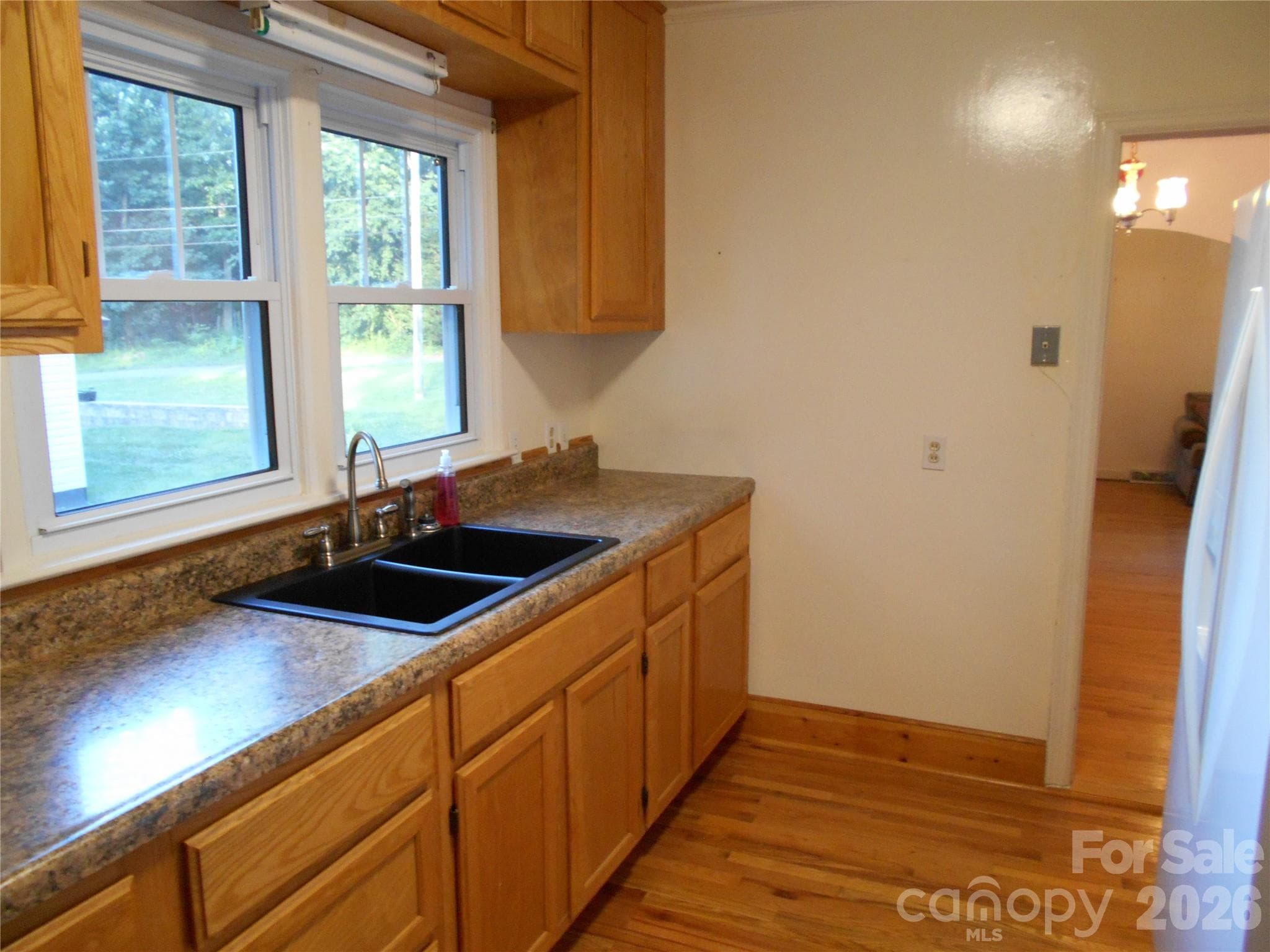 Kitchen with lots of natural light - Black Mountain