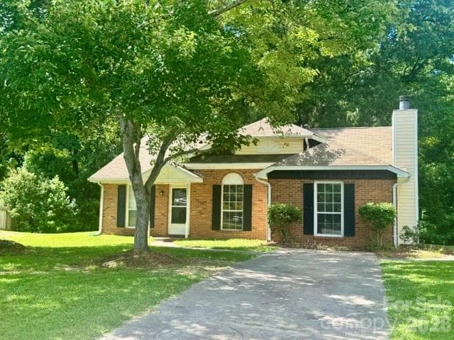 Single Family Residence at 8029 Glencannon Drive, Charlotte, photo 2 of 7