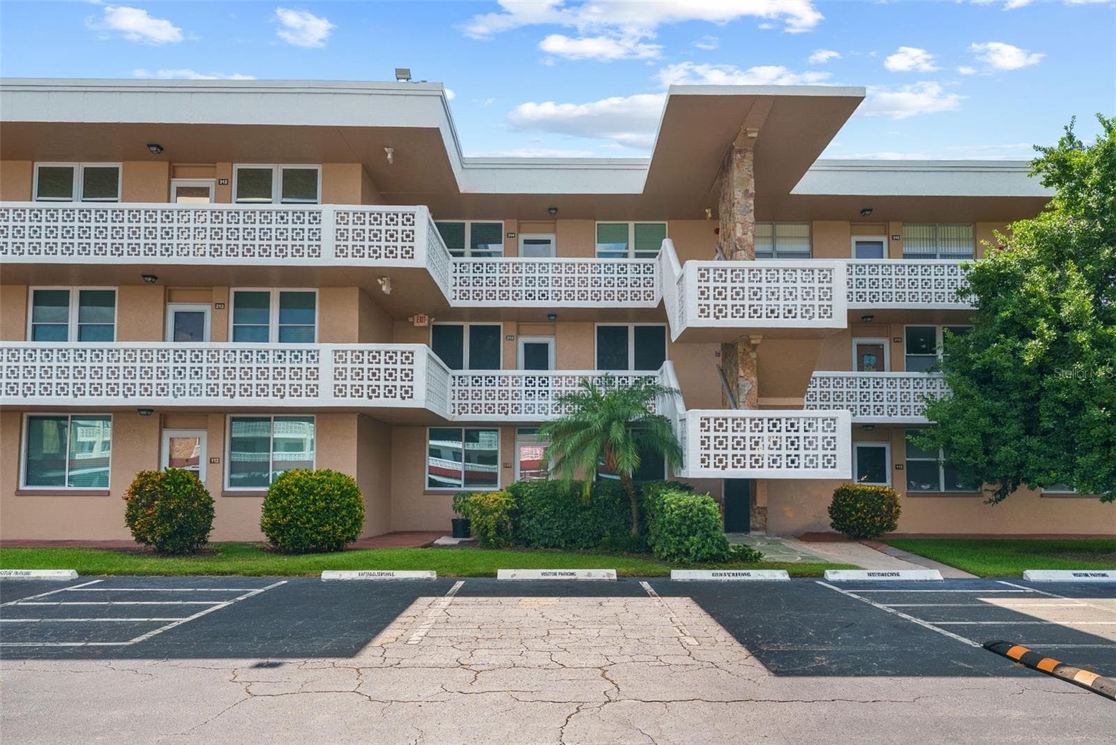 5095 BAY ST NE #114