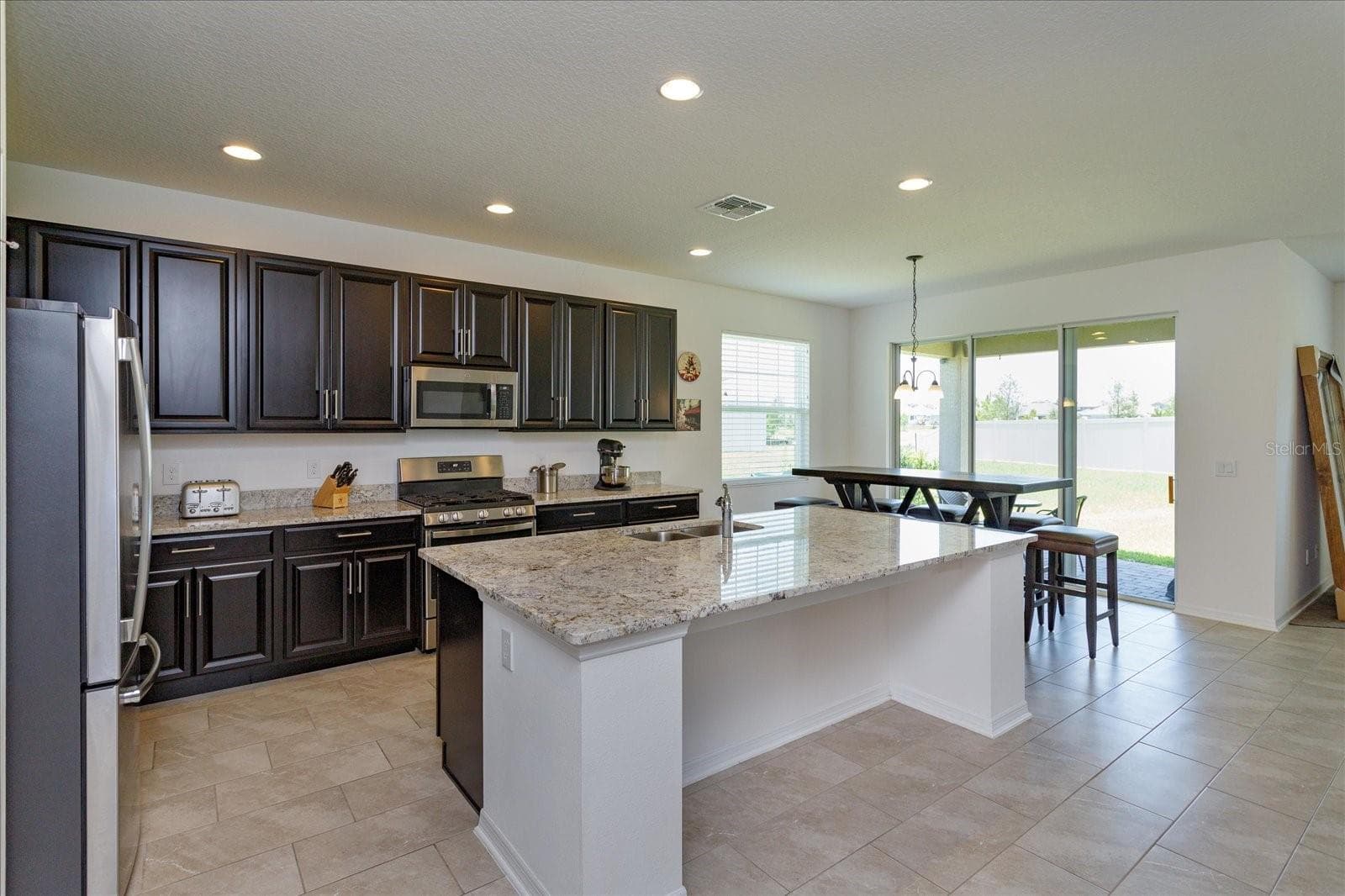 Gourmet kitchen with gas range, granite counters, 42 in cabintets - 16707 SANCTUARY DR, WINTER GARDEN