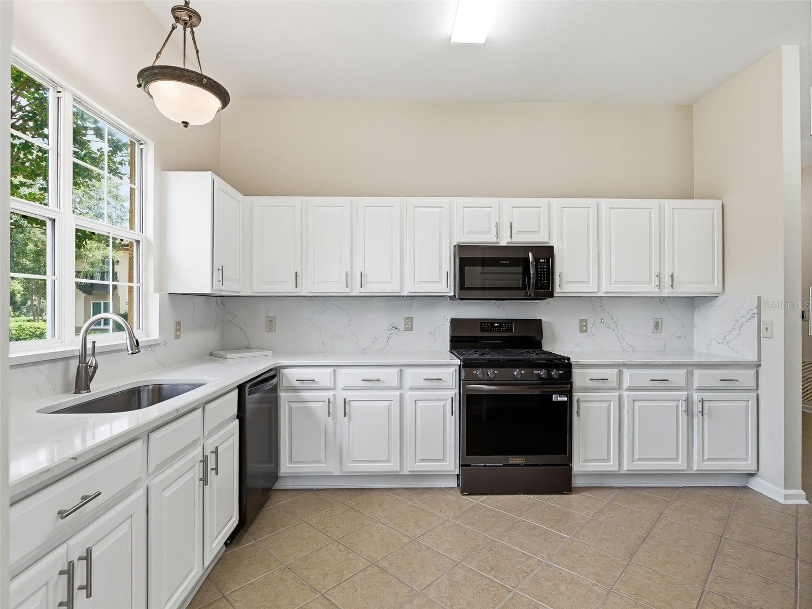 Bright and spacious Kitchen - 1256 AVENIDA DE LAS CASAS, LADY LAKE
