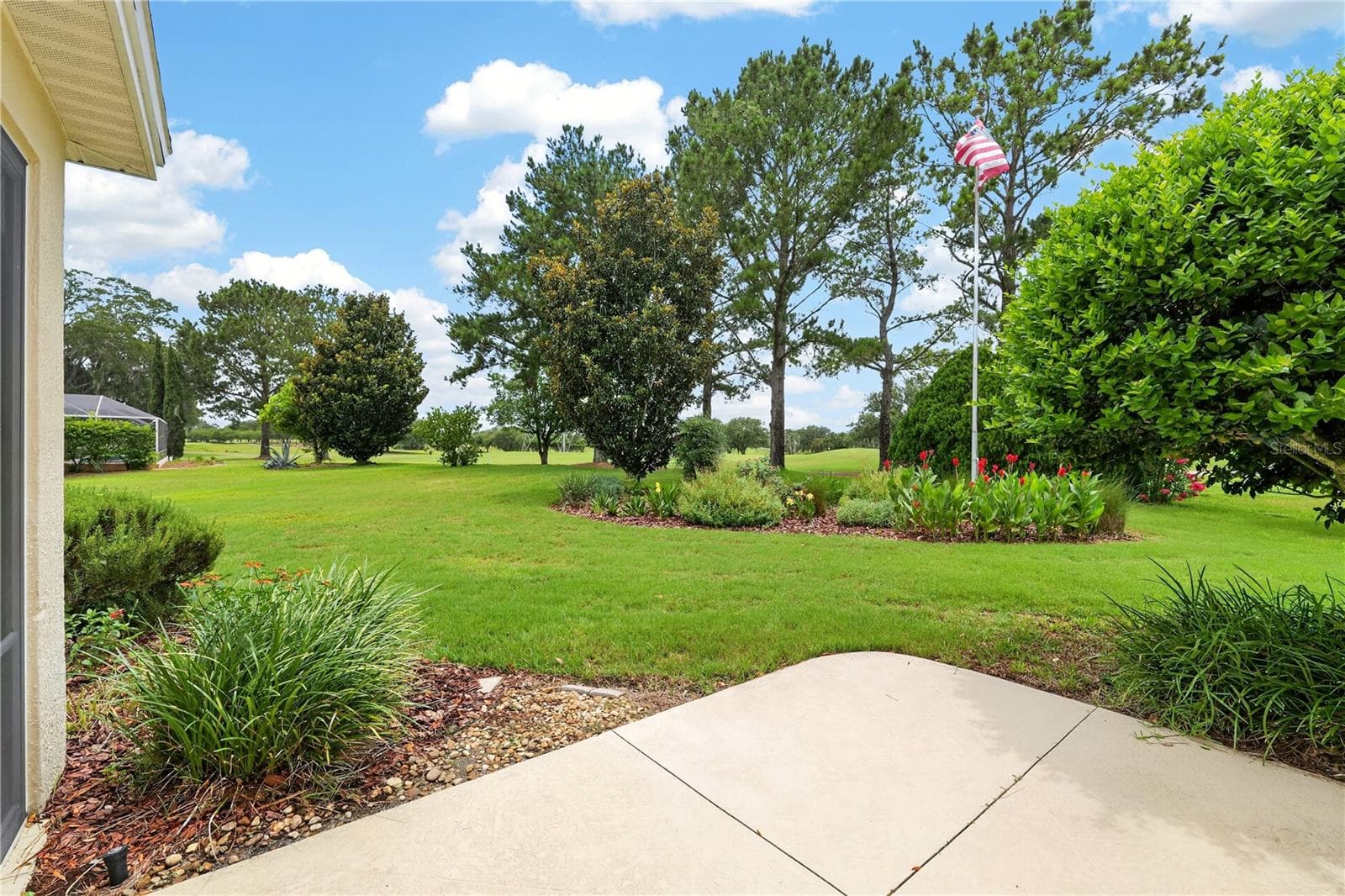 Private backyard setting with ROOM FOR A POOL! & open green views, mature trees, and beautifully maintained landscaping. - 16815 SE 85TH BELKNAP AVE, THE VILLAGES
