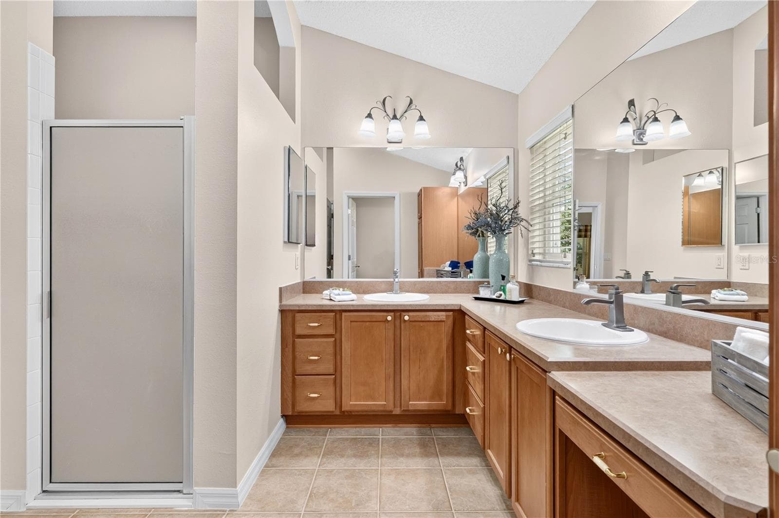 Primary bathroom featuring dual vanities, abundant counter space, separate shower, and a spacious layout. - 16815 SE 85TH BELKNAP AVE, THE VILLAGES