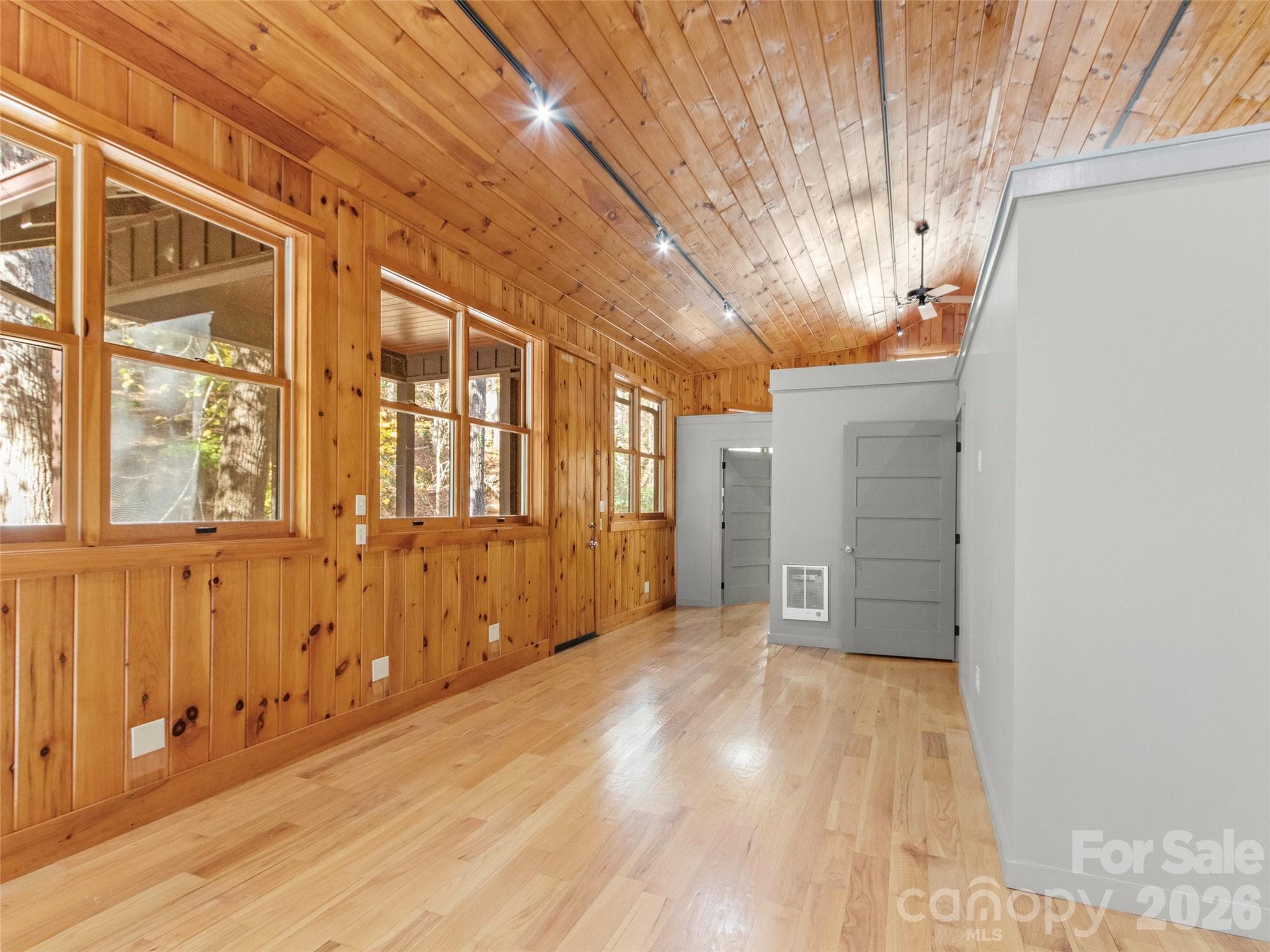 Guest house - 191 N Fork Road, Burnsville