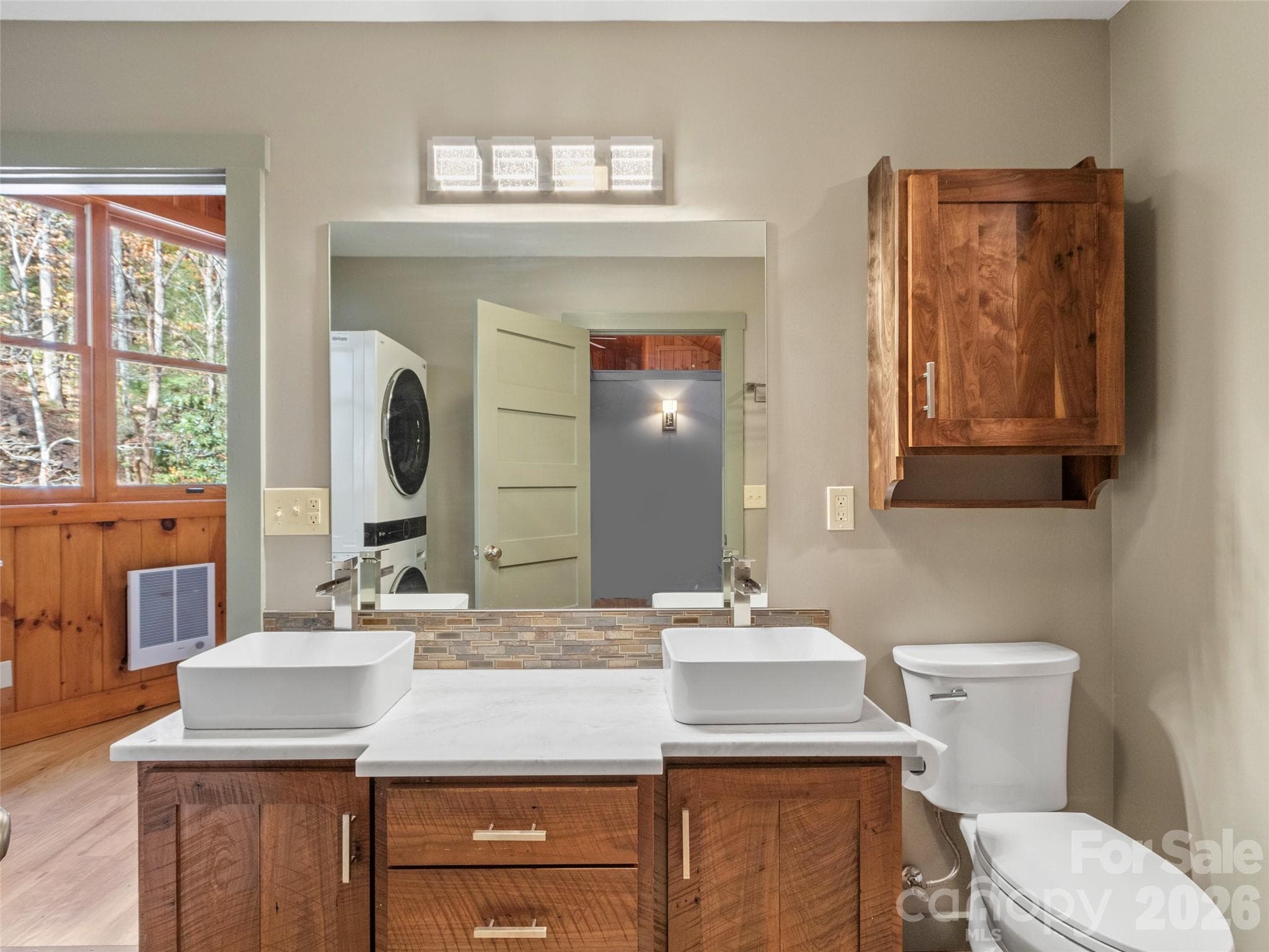 Guest house bathroom - 191 N Fork Road, Burnsville