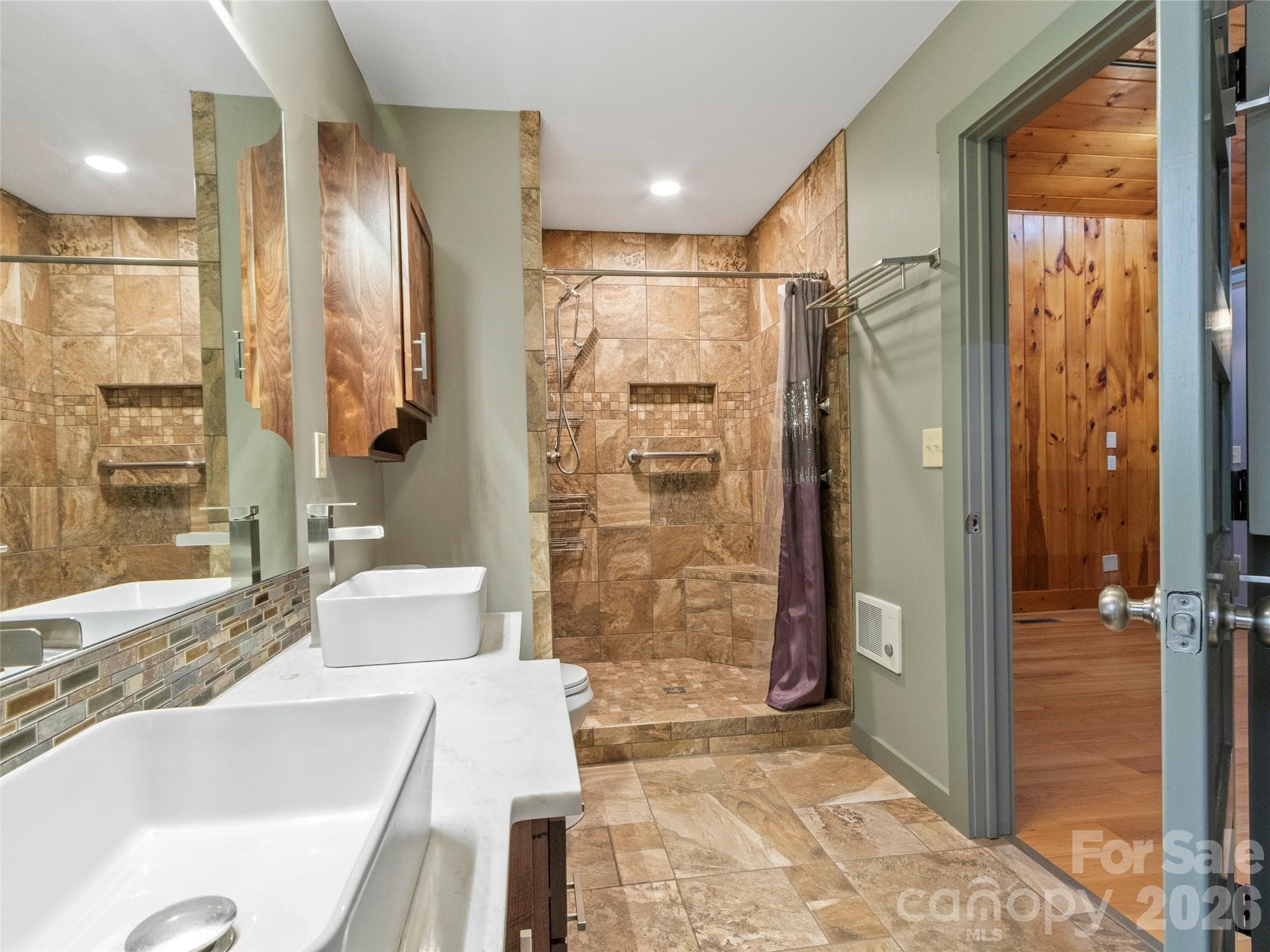 Guest house bathroom - 191 N Fork Road, Burnsville