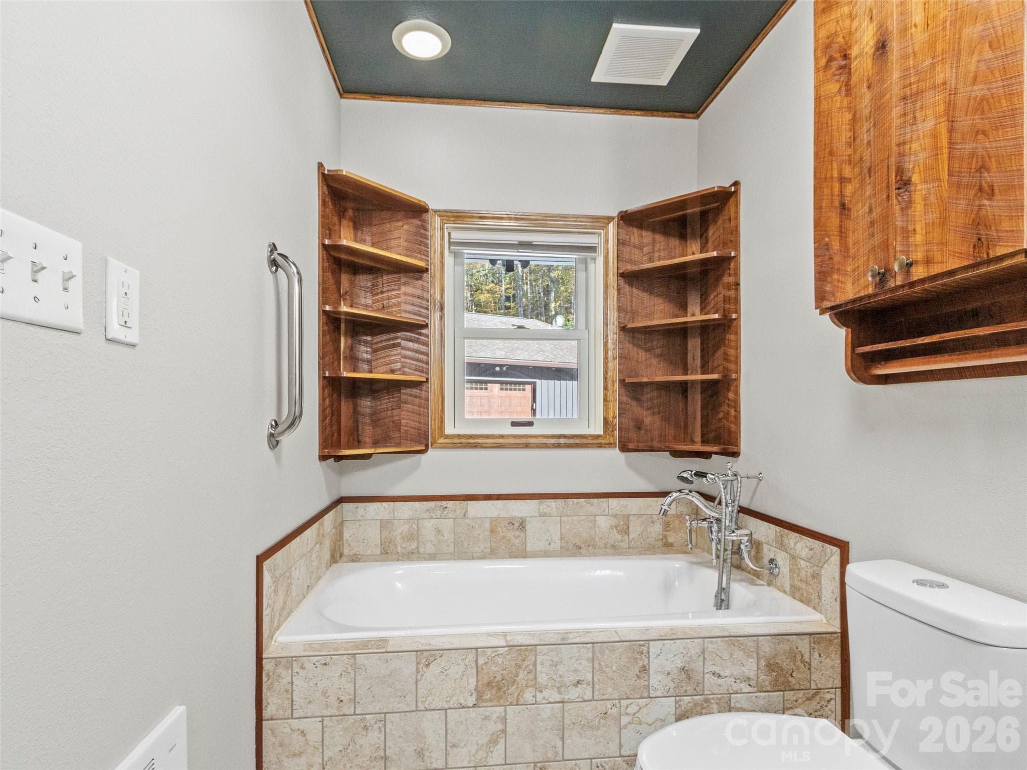Main house bathroom - 191 N Fork Road, Burnsville