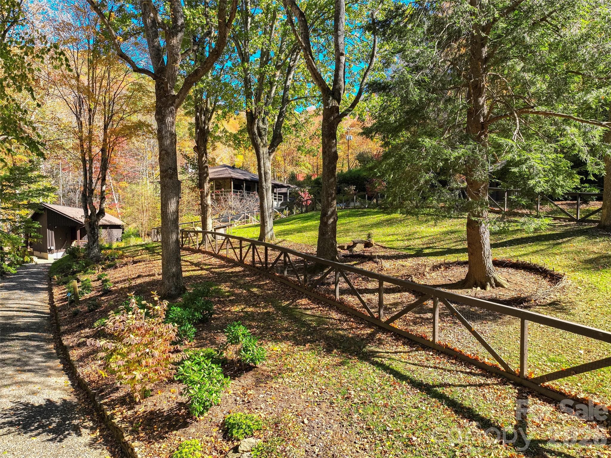 Landscaping and fenced yard - 191 N Fork Road, Burnsville