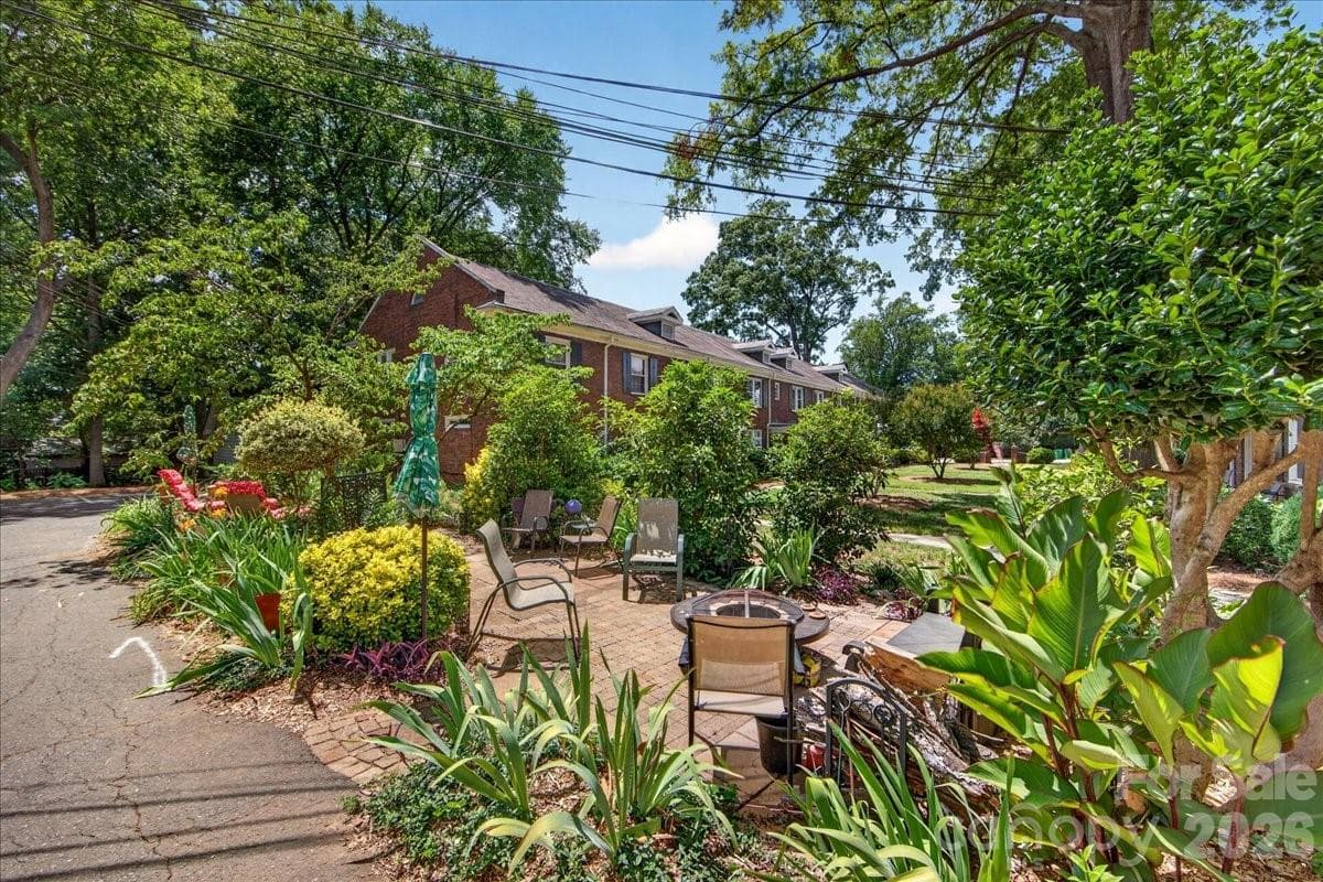 Hawthorne Condominiums Courtyard Patio - 524 Hawthorne Lane, Charlotte