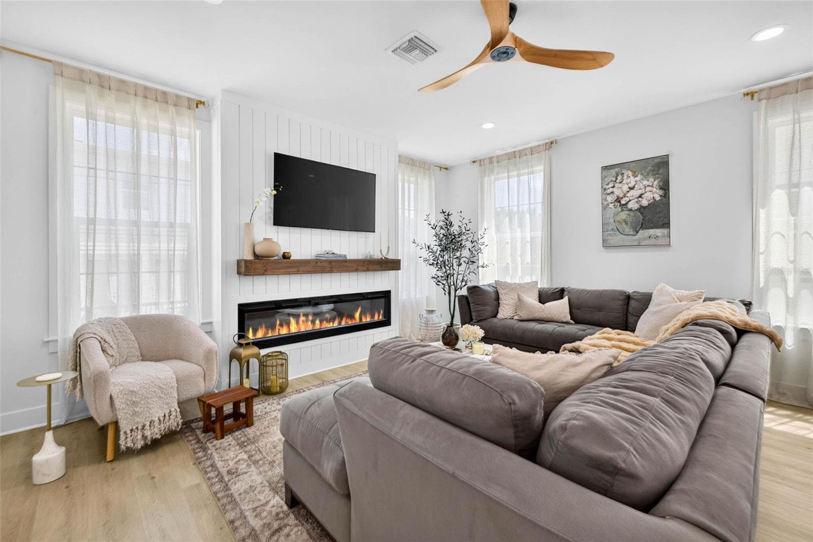Living room - 1717 MASSACHUSETTS AVE NE, ST PETERSBURG