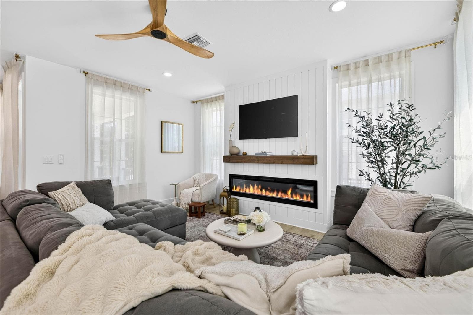 Electric fireplace - 1717 MASSACHUSETTS AVE NE, ST PETERSBURG
