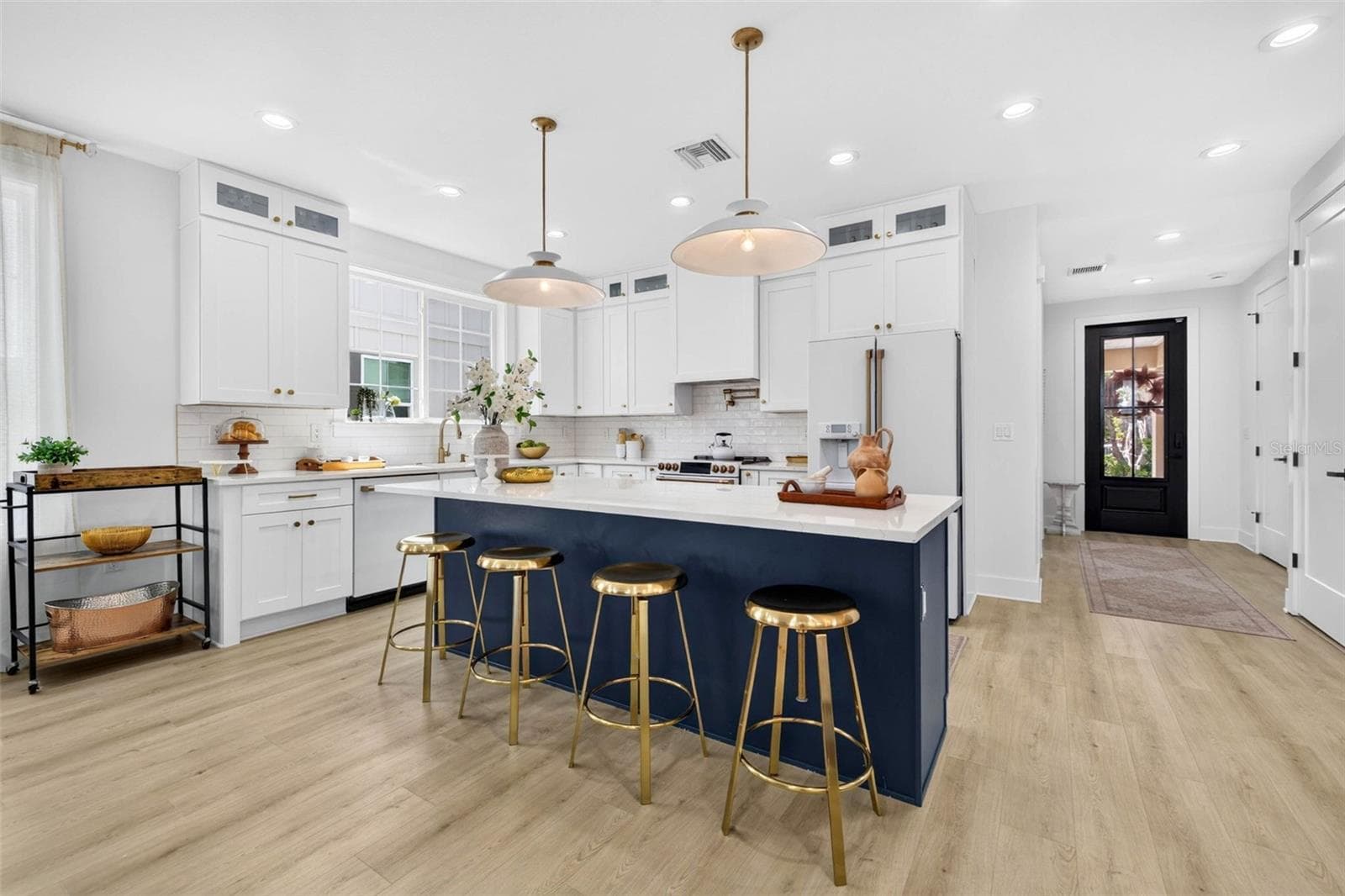 Single Family Residence at 1717 MASSACHUSETTS AVE NE, ST PETERSBURG, photo 9 of 42