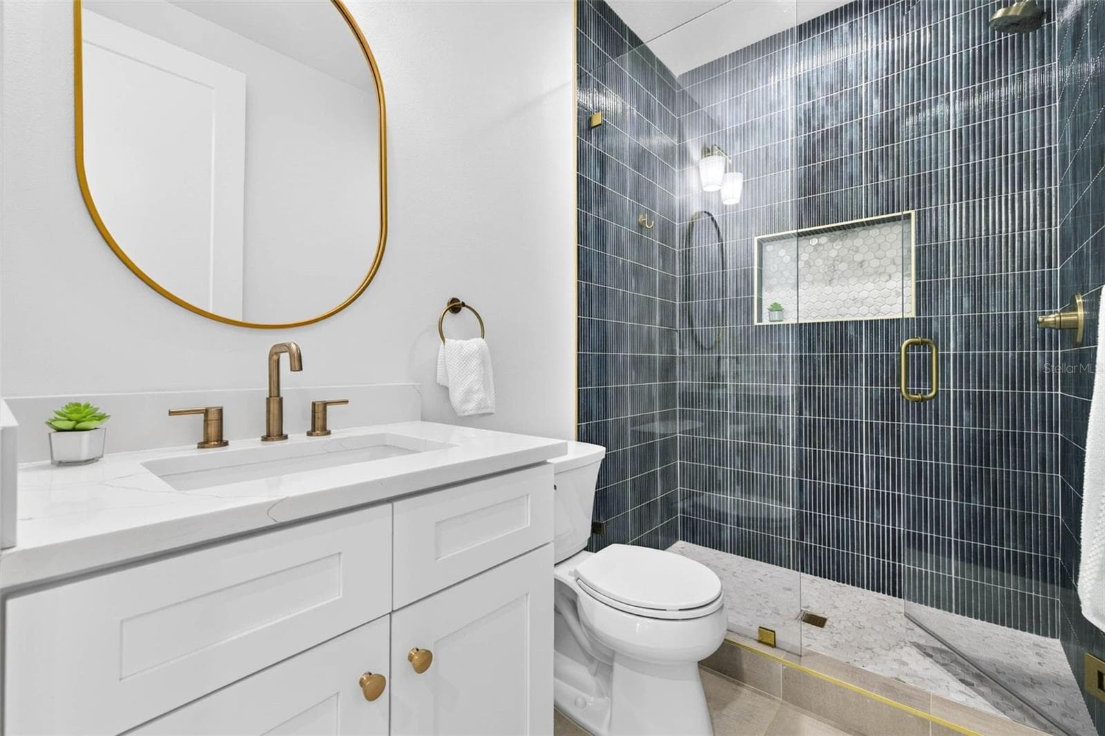 Main level full bath - 1717 MASSACHUSETTS AVE NE, ST PETERSBURG