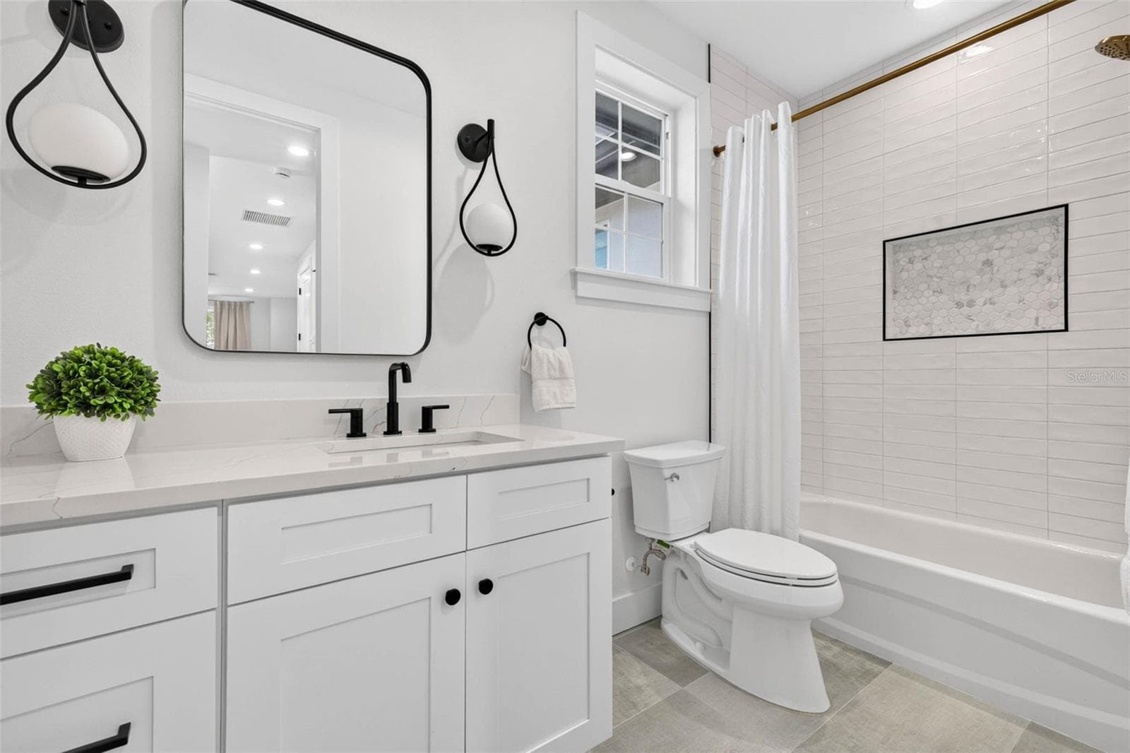 3rd level full bath - 1717 MASSACHUSETTS AVE NE, ST PETERSBURG