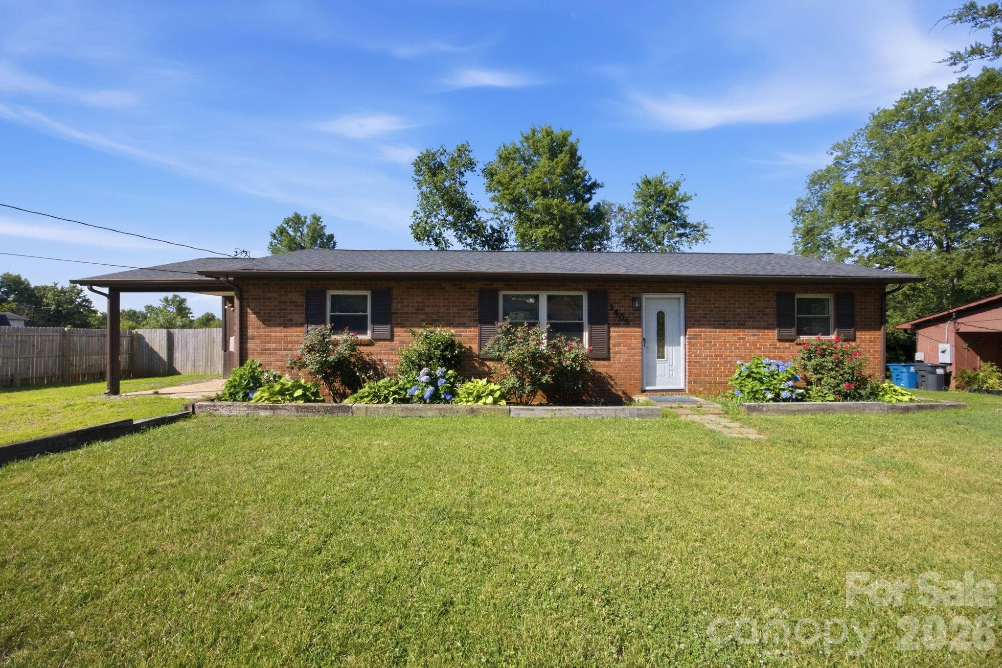 Front of home with great landscaping - Statesville