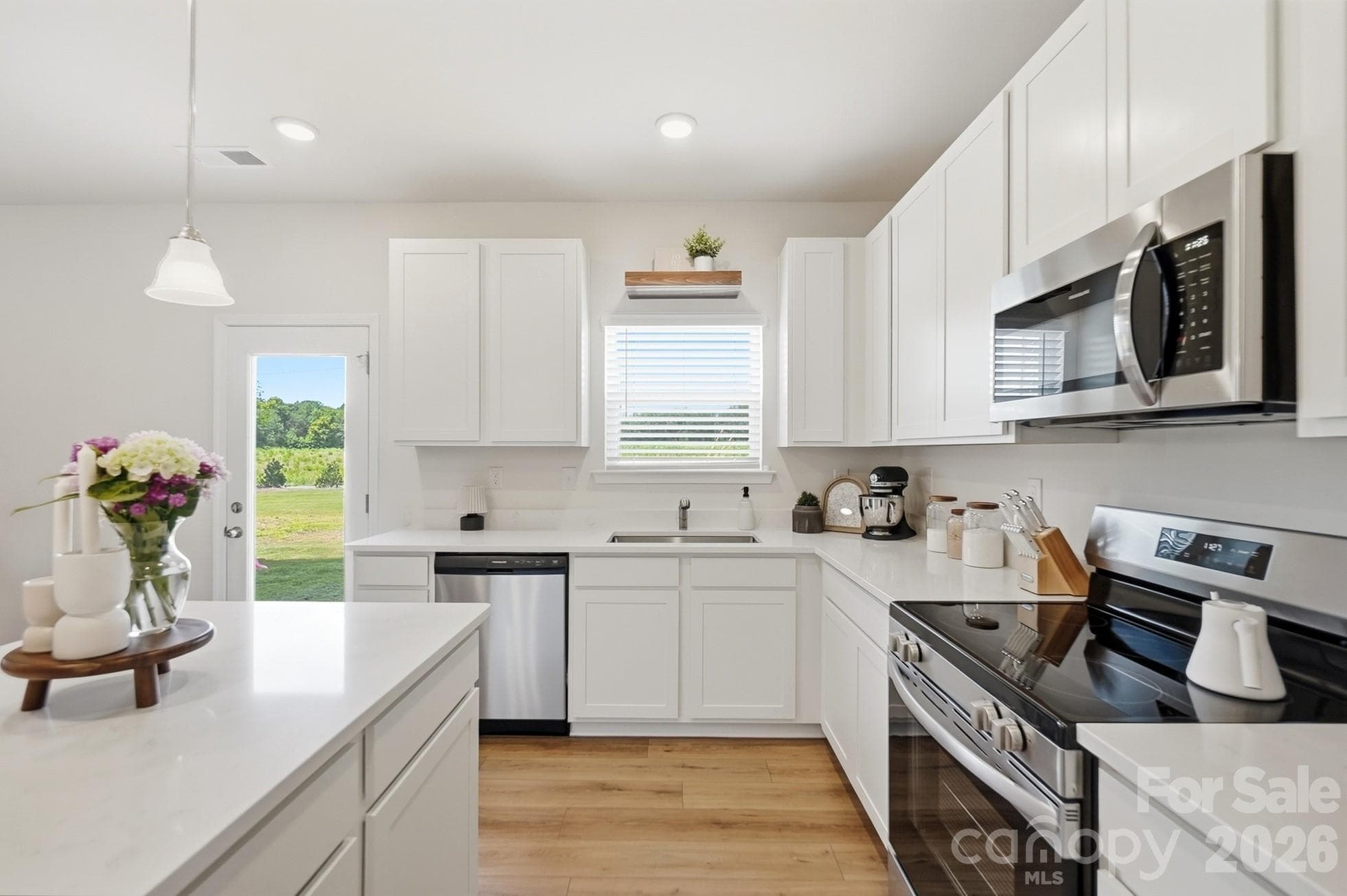 Stainless appliances and plenty of countertop and cabinet space. - 6023 Busch Way, Midland