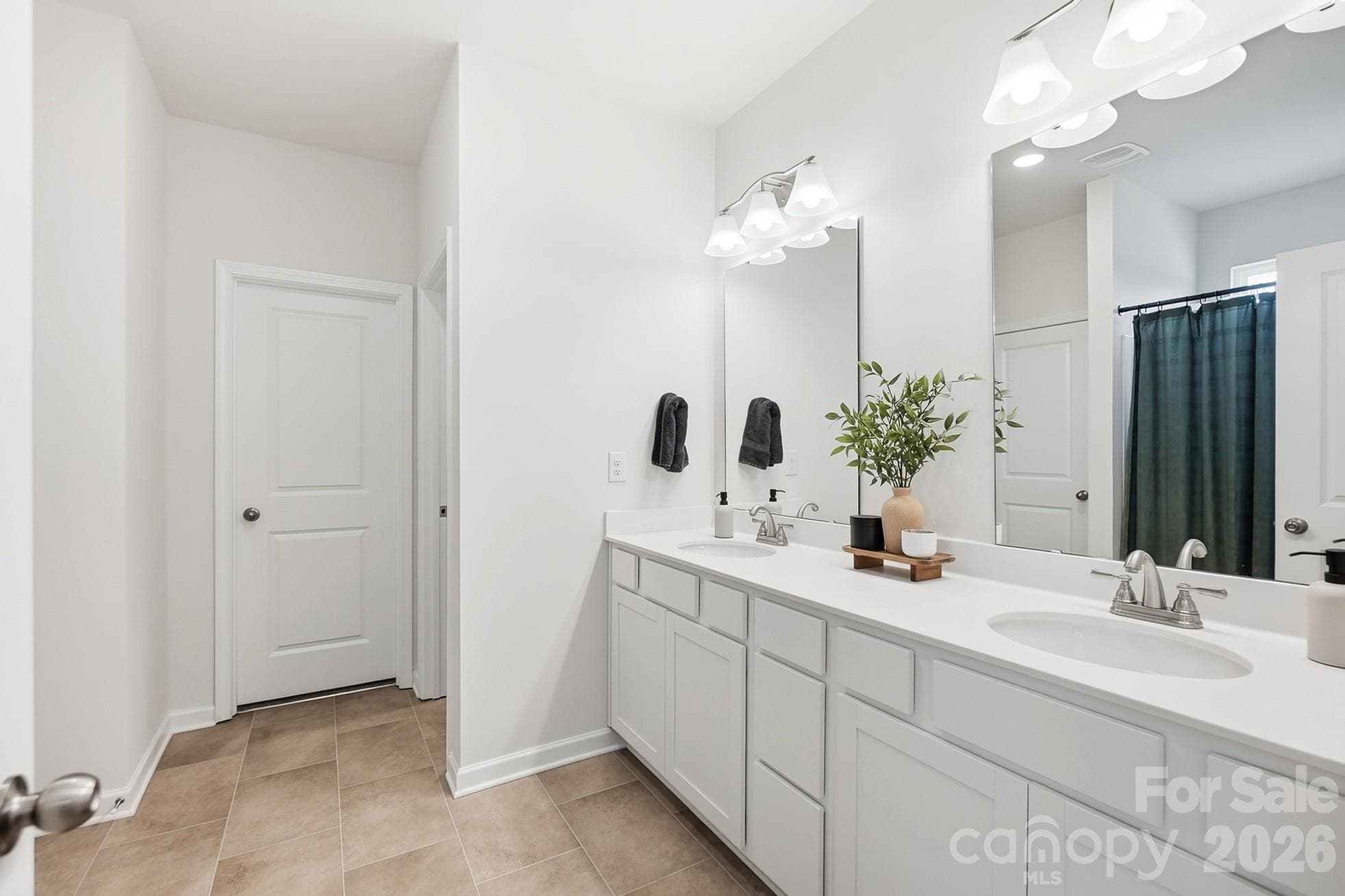 Primary bath features an extended dual-sink vanity. - 6023 Busch Way, Midland