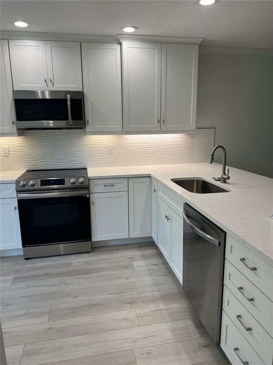 Kitchen - 4044 CORKWOOD CT, PALM HARBOR