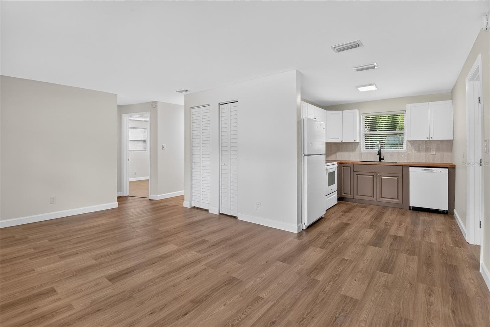 Single Family Residence at 305 JOYCE ST, EDGEWATER, photo 12 of 33