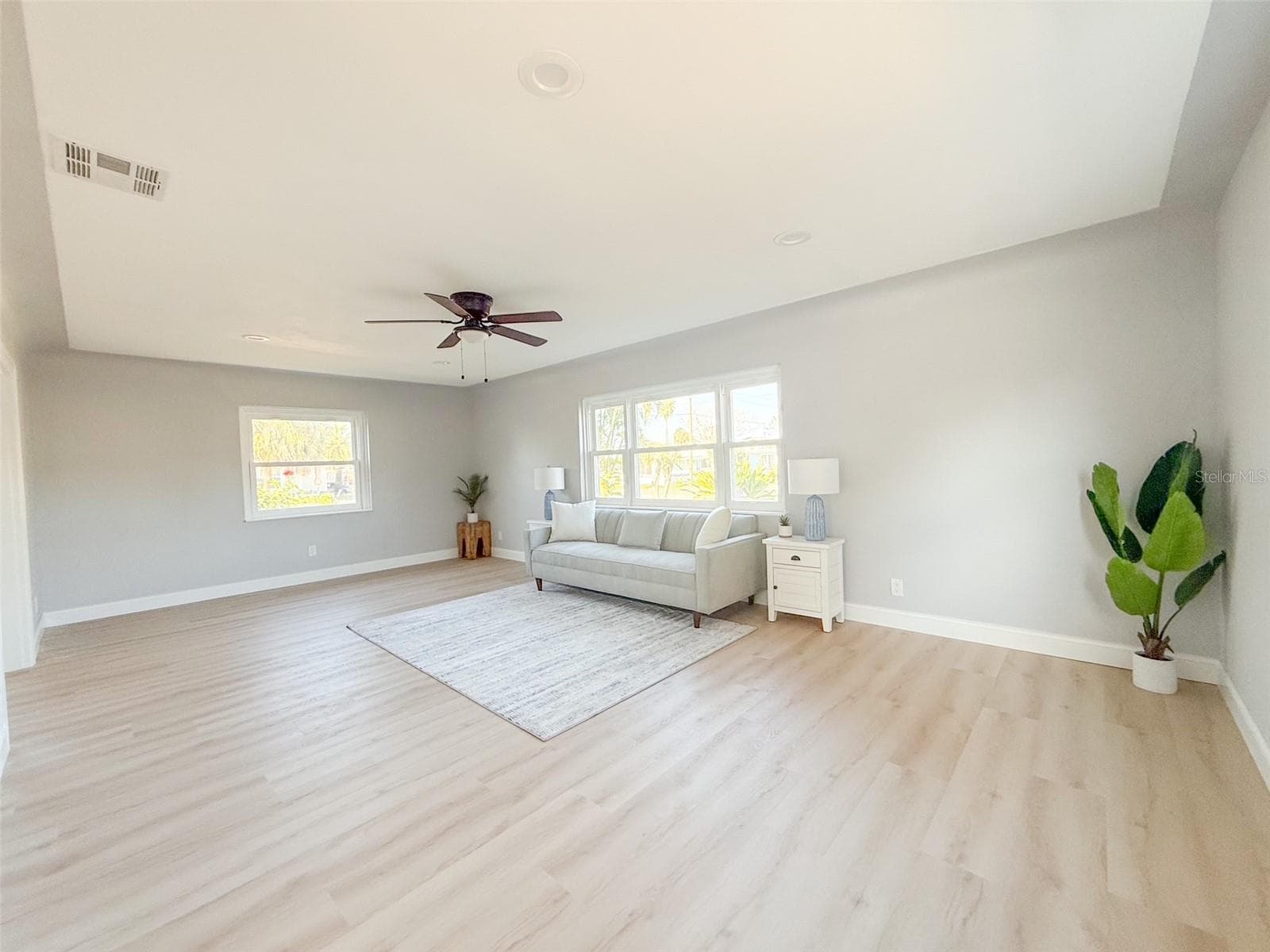 Large Living Room - 13290 3RD ST E, MADEIRA BEACH