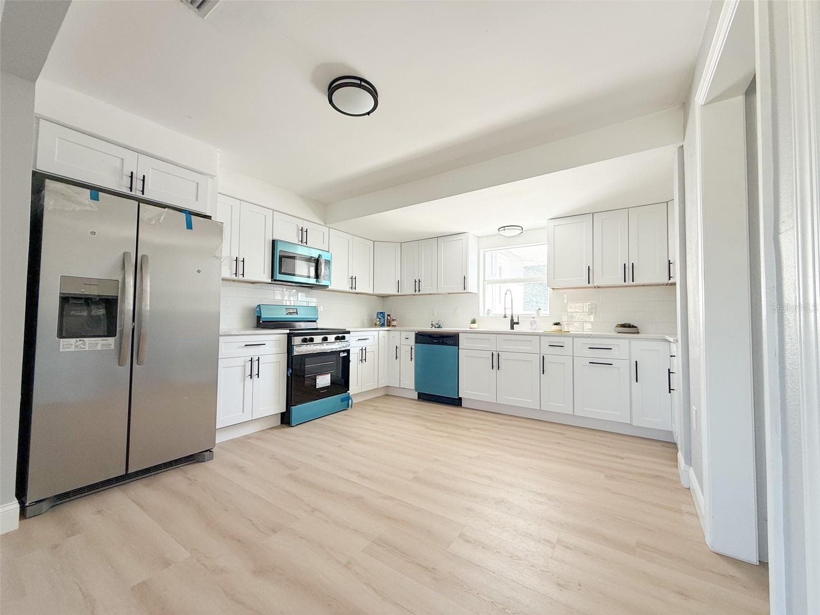 Large Kitchen w/ new SS Appliances - 13290 3RD ST E, MADEIRA BEACH