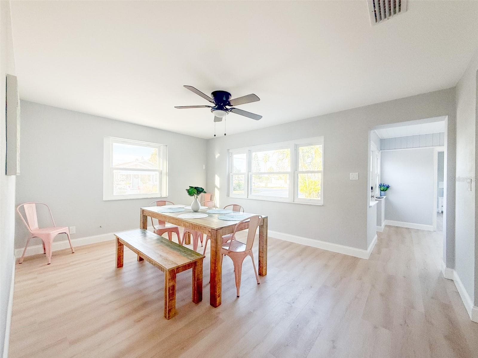 Large Dining Area w/ lot of natural light - 13290 3RD ST E, MADEIRA BEACH
