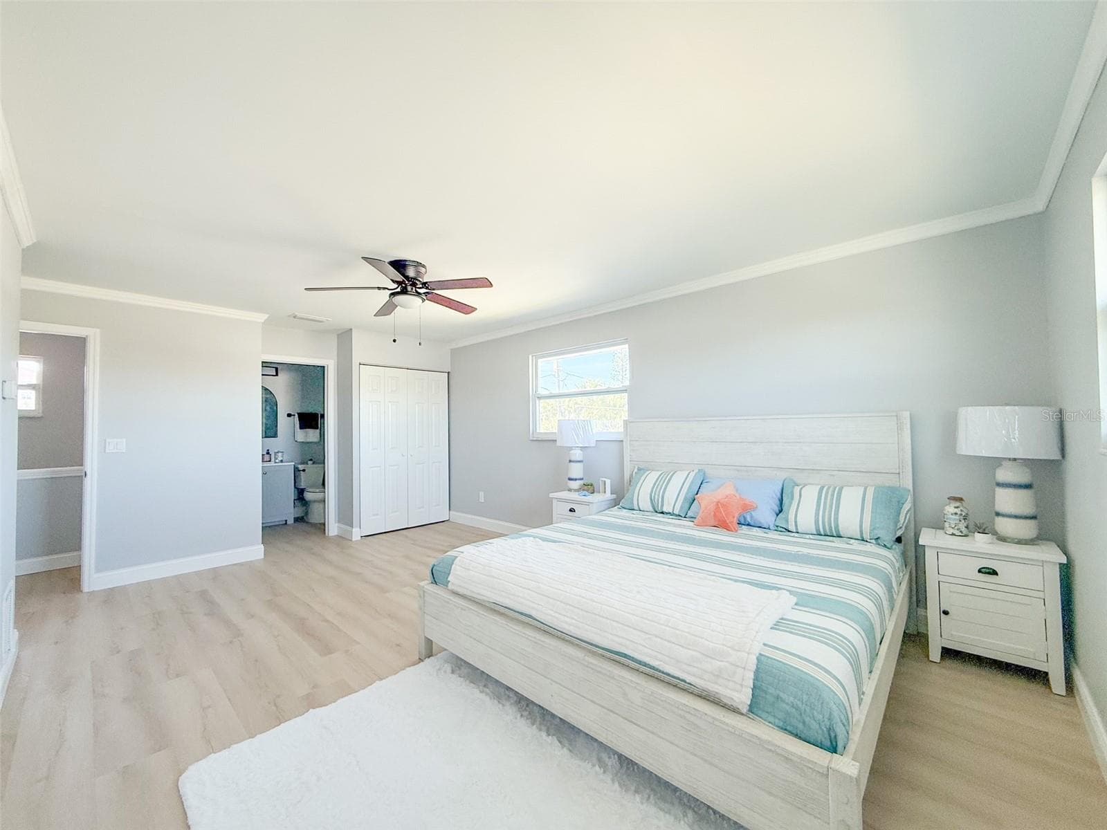 Large Primary Bedroom & en-suite - 13290 3RD ST E, MADEIRA BEACH