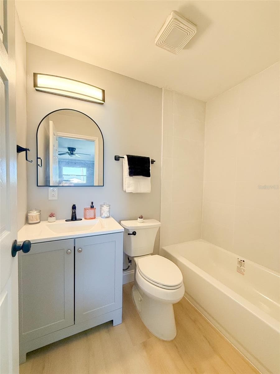 Large Primary Bedroom & en-suite - 13290 3RD ST E, MADEIRA BEACH
