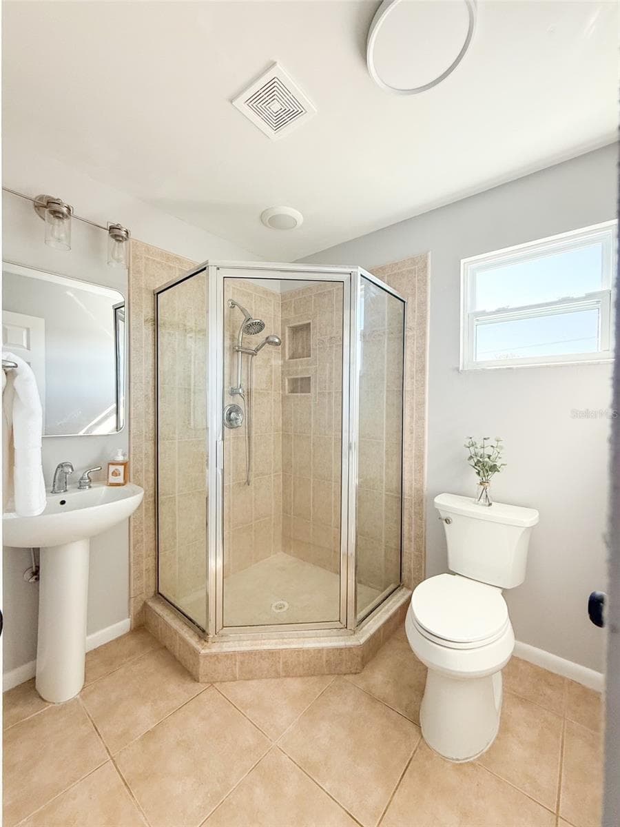 Upstairs Common Bathroom - 13290 3RD ST E, MADEIRA BEACH