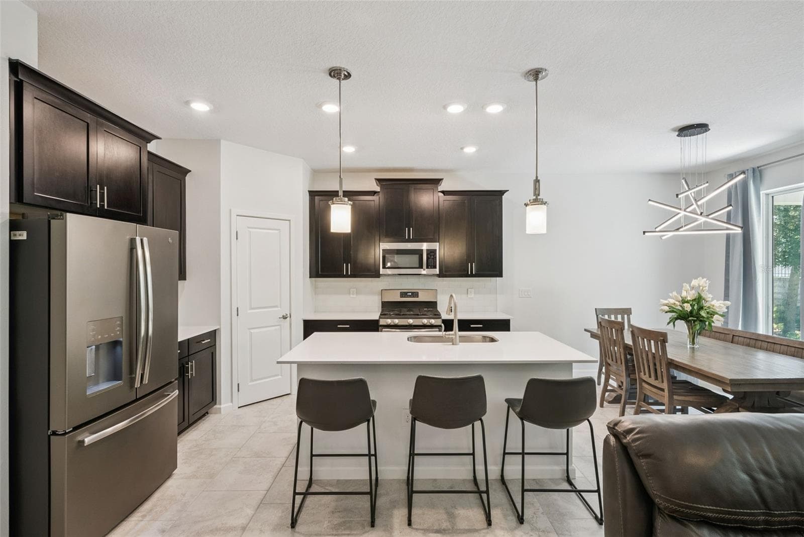 Quartz kitchen with oversized island - 1235 DORA PARC LN, MOUNT DORA