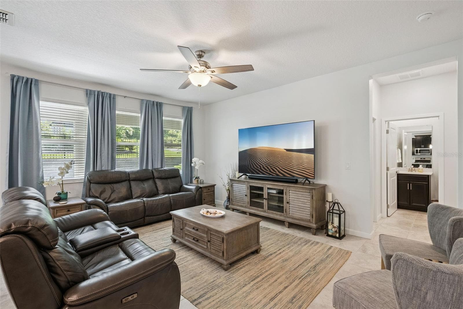 Bright open-concept living room - 1235 DORA PARC LN, MOUNT DORA