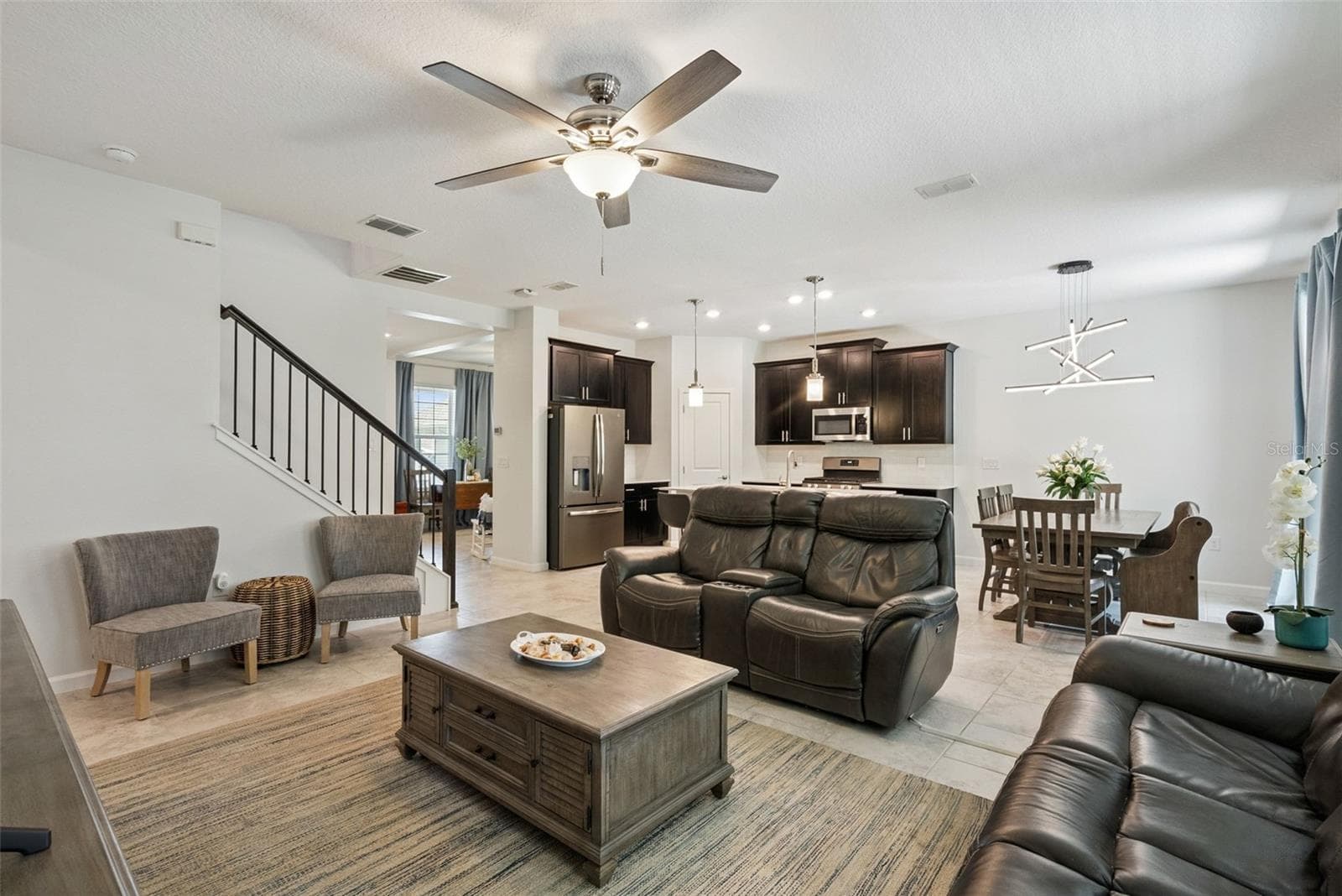 Seamless flow for everyday living and entertaining - 1235 DORA PARC LN, MOUNT DORA
