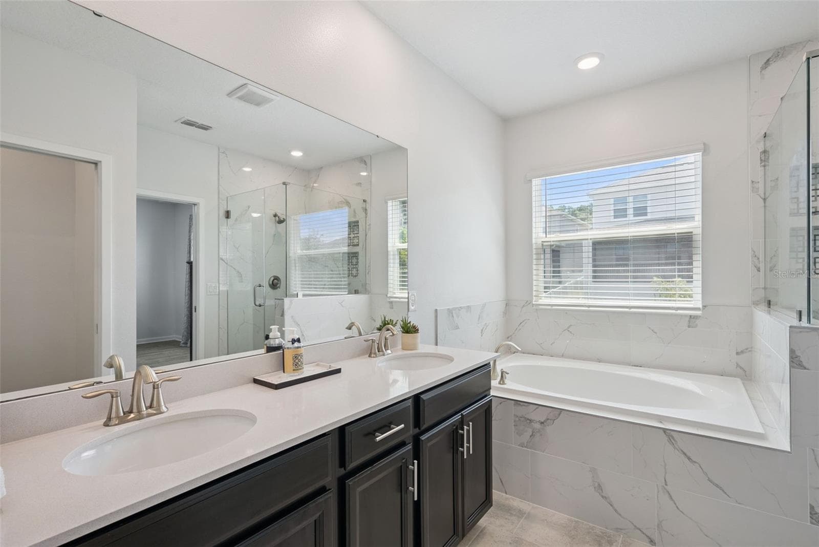 Primary bath with dual sinks, tub, and separate shower - 1235 DORA PARC LN, MOUNT DORA