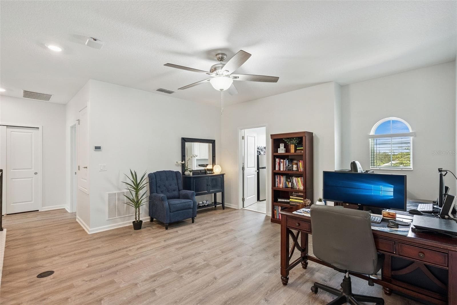 Flexible upstairs bonus room — perfect for office, media, playroom or additional living space - 1235 DORA PARC LN, MOUNT DORA