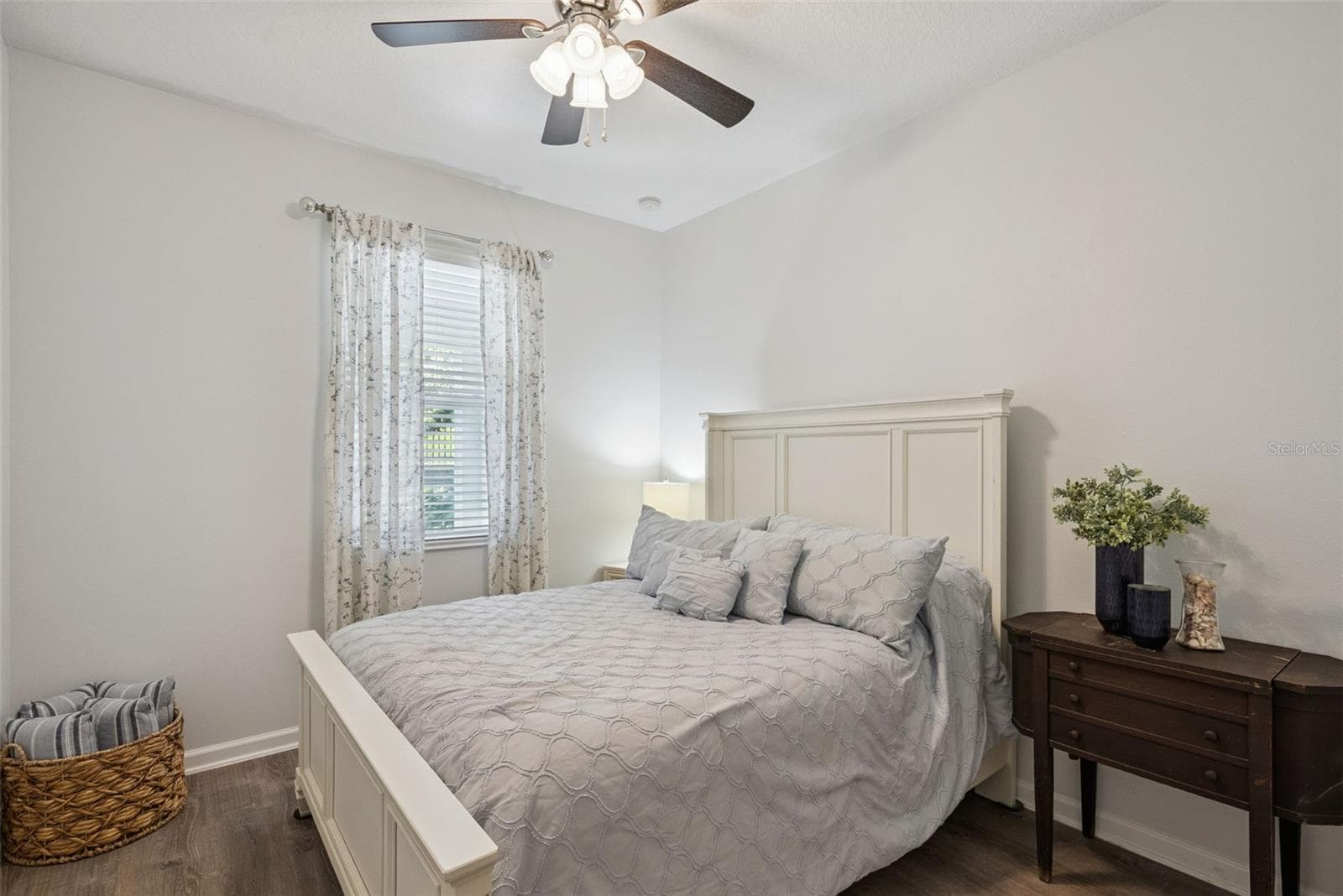 First-floor bedroom with adjacent full bath — ideal for guests, office or multigenerational living - 1235 DORA PARC LN, MOUNT DORA