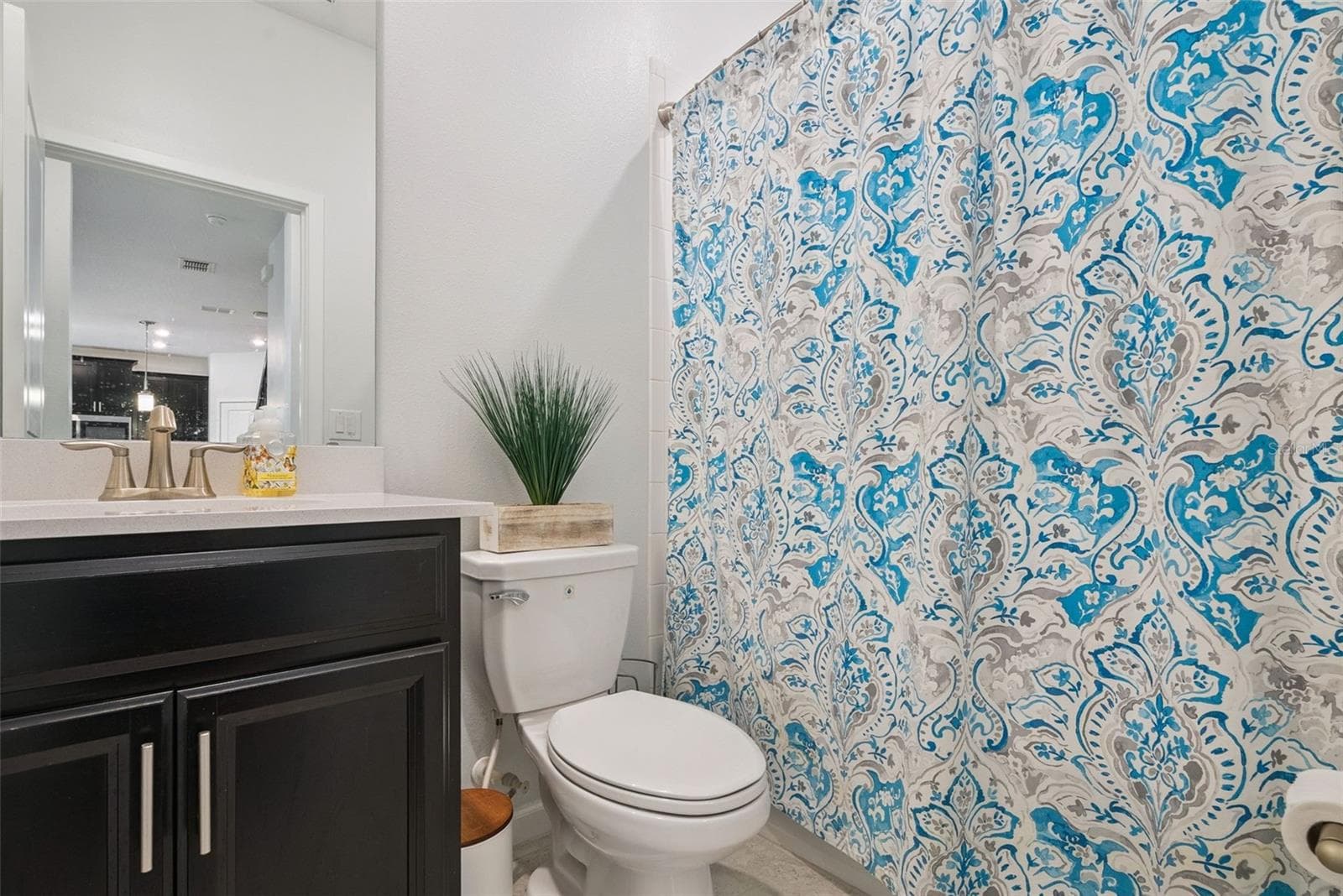 Full bath on the main level - 1235 DORA PARC LN, MOUNT DORA