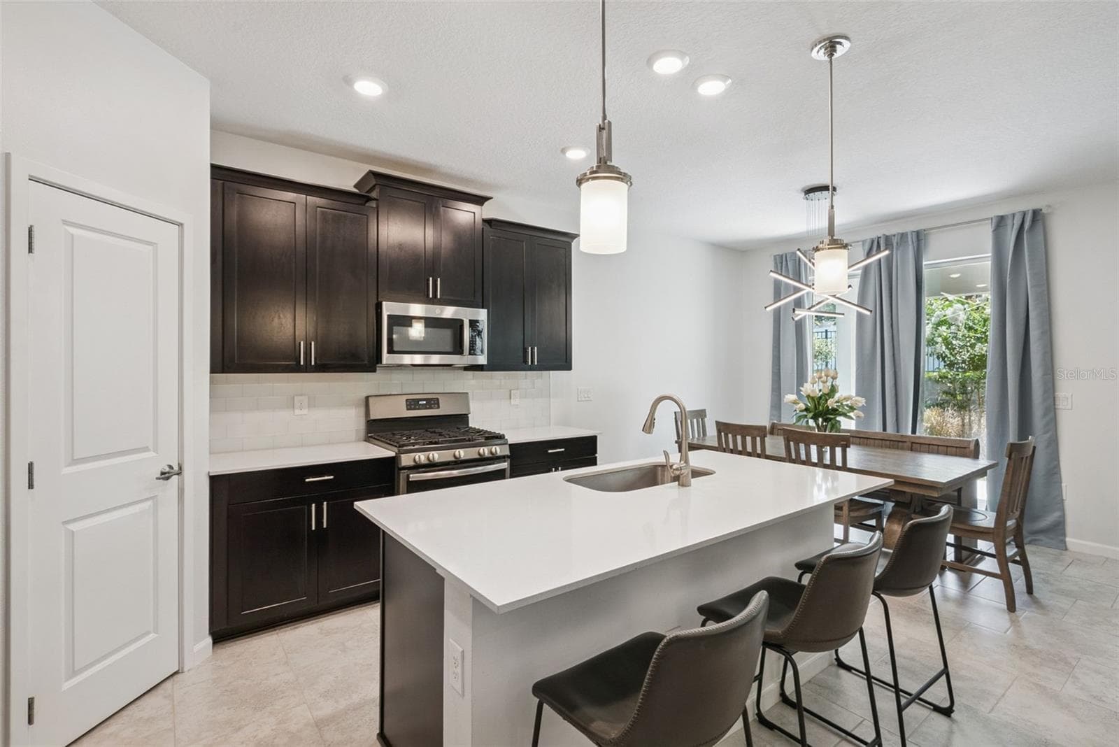 Large center island with upgraded single-basin sink - 1235 DORA PARC LN, MOUNT DORA