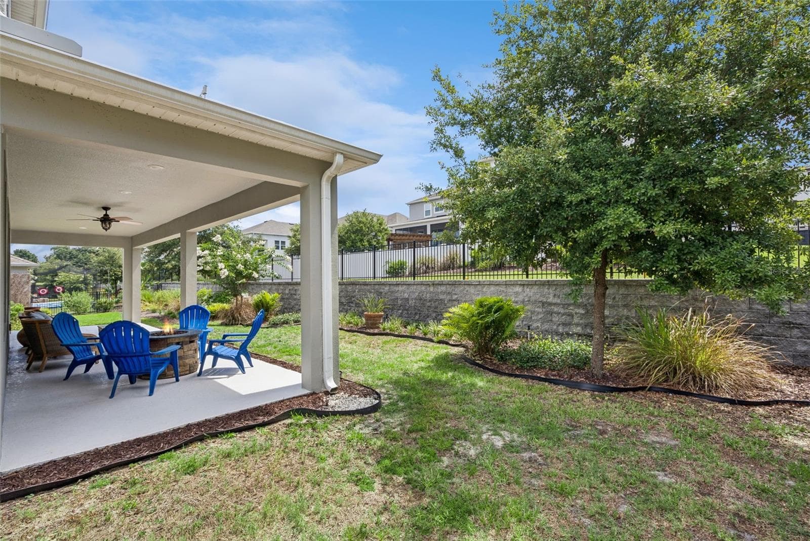 Outdoor space with added privacy from varied elevations - 1235 DORA PARC LN, MOUNT DORA
