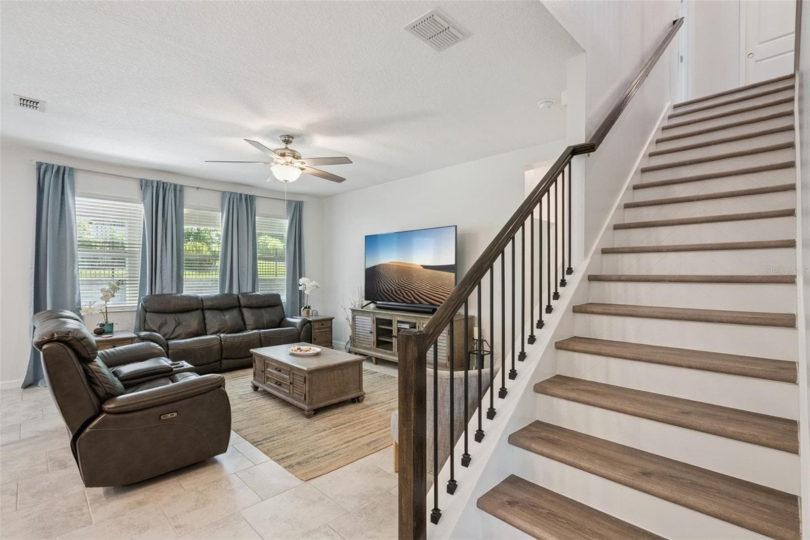 Functional layout with defined yet connected spaces - 1235 DORA PARC LN, MOUNT DORA
