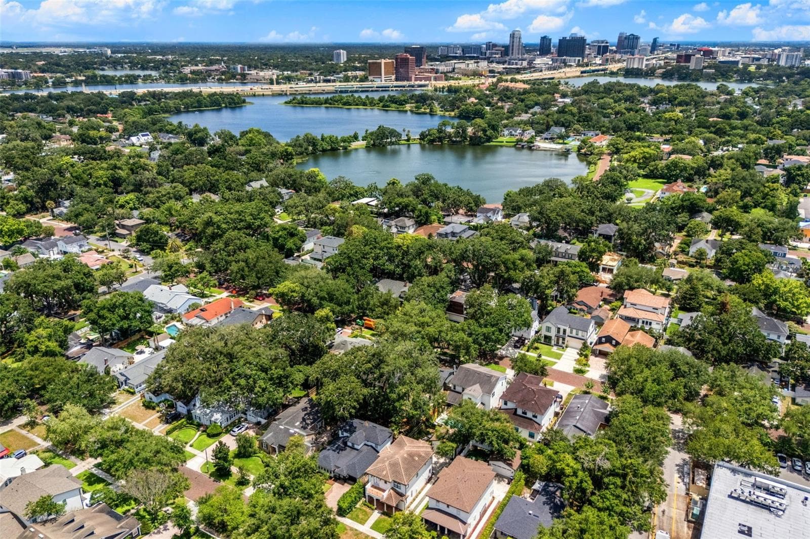 Steps from Lake Ivanhoe and 4 houses from Starbucks and Publix - 533 W YALE ST, ORLANDO
