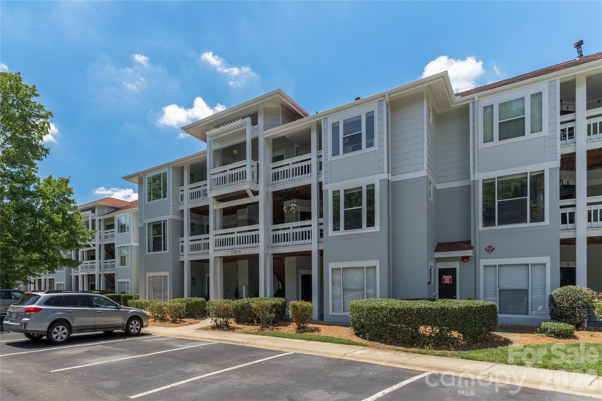 Condominium at 17919 Kings Point Drive, Cornelius, photo 4 of 39