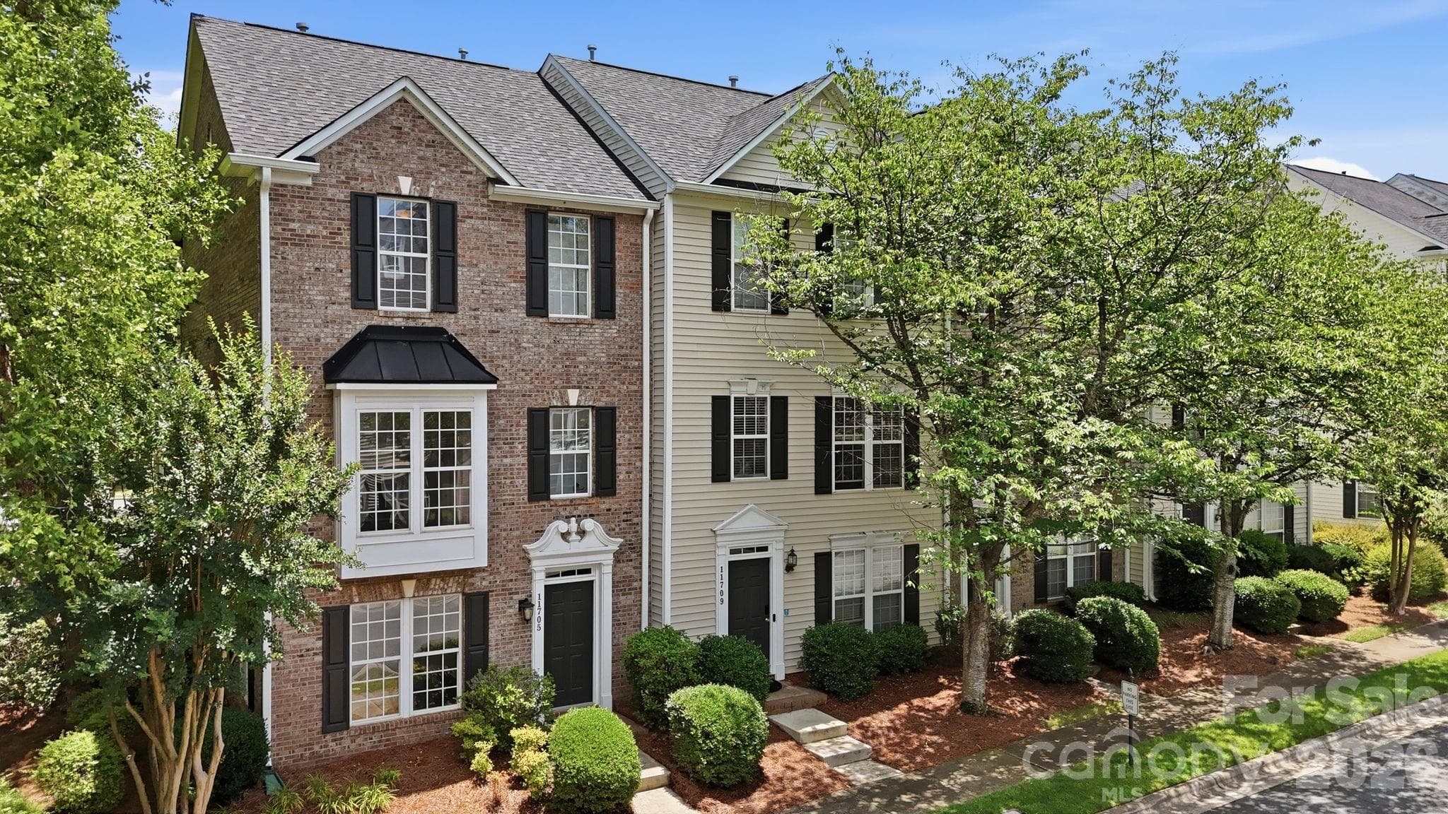 Townhouse at Charlotte, photo 2 of 33