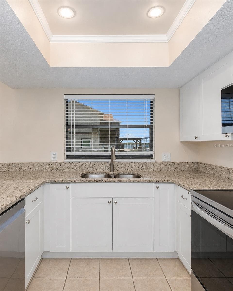 Kitchen. - 13525 CLAUDIA DR, HUDSON