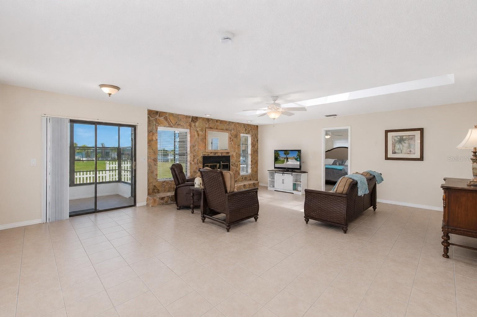 Living room. - 13525 CLAUDIA DR, HUDSON