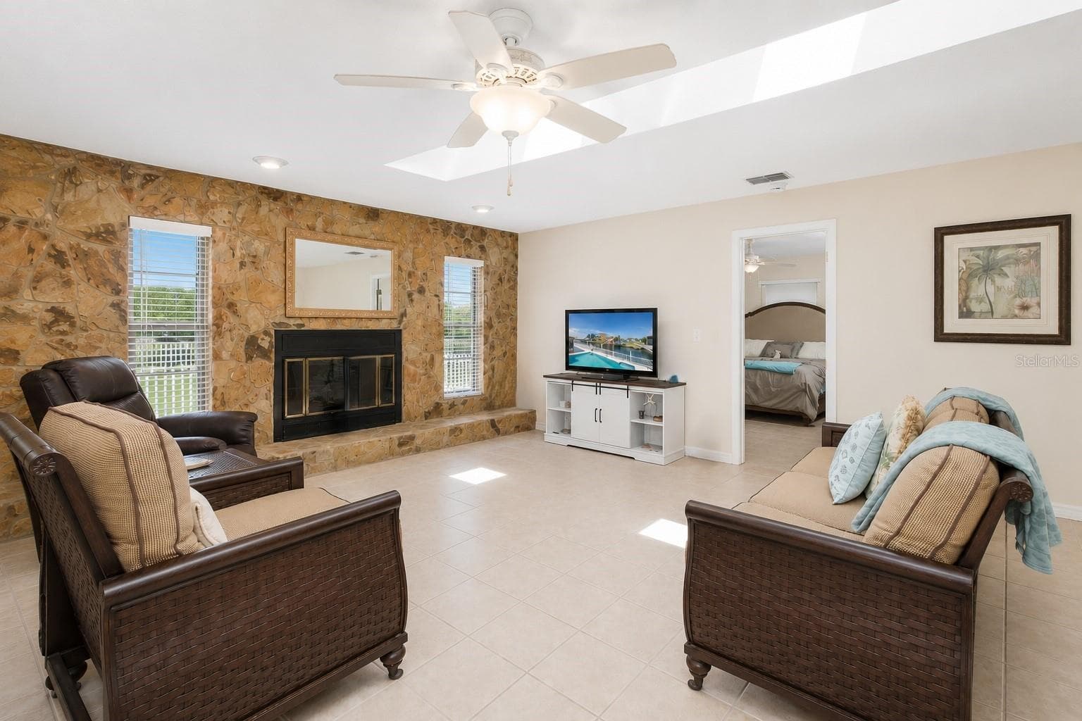 Living room. - 13525 CLAUDIA DR, HUDSON
