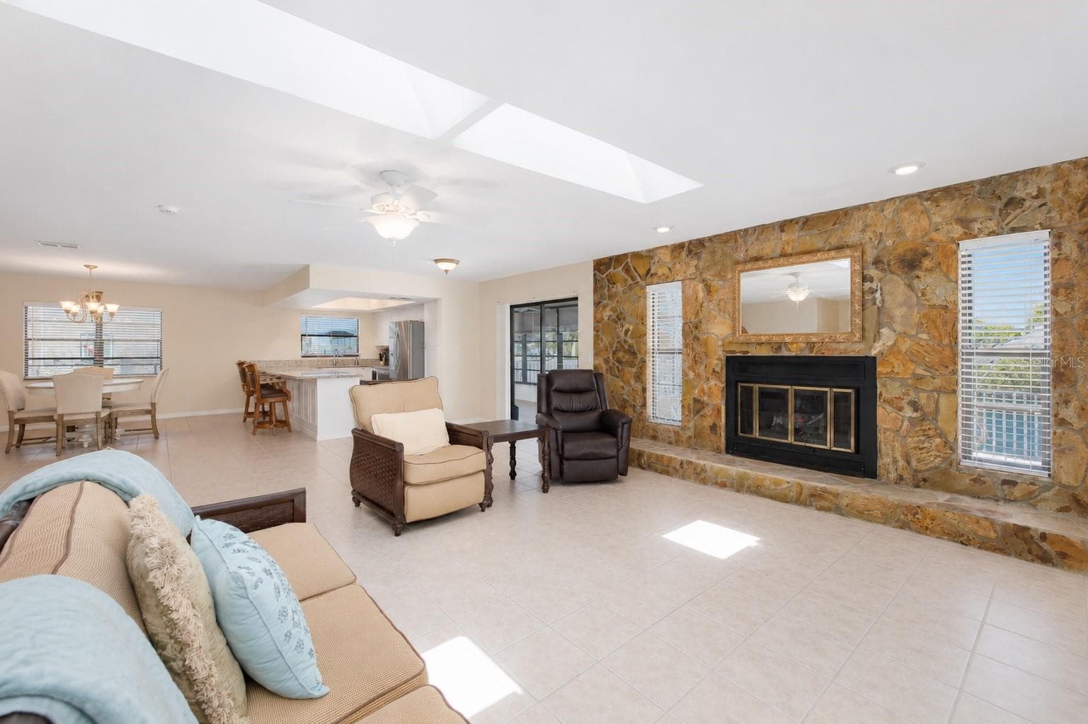 Living room. - 13525 CLAUDIA DR, HUDSON