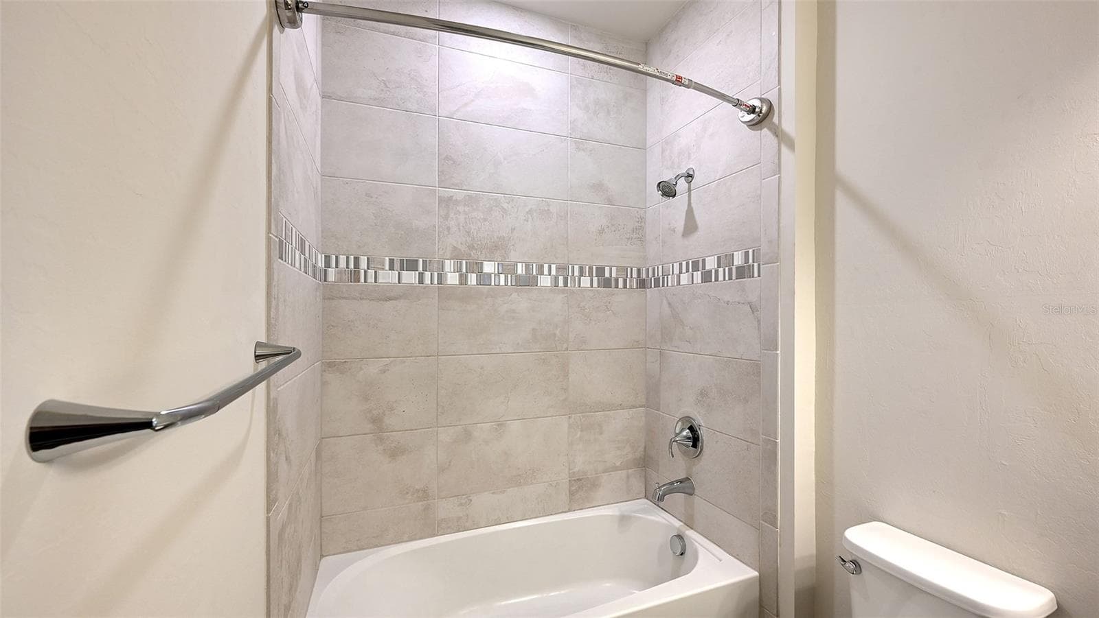 Shower/Tub - 12318 BLUE HILL TRL, BRADENTON