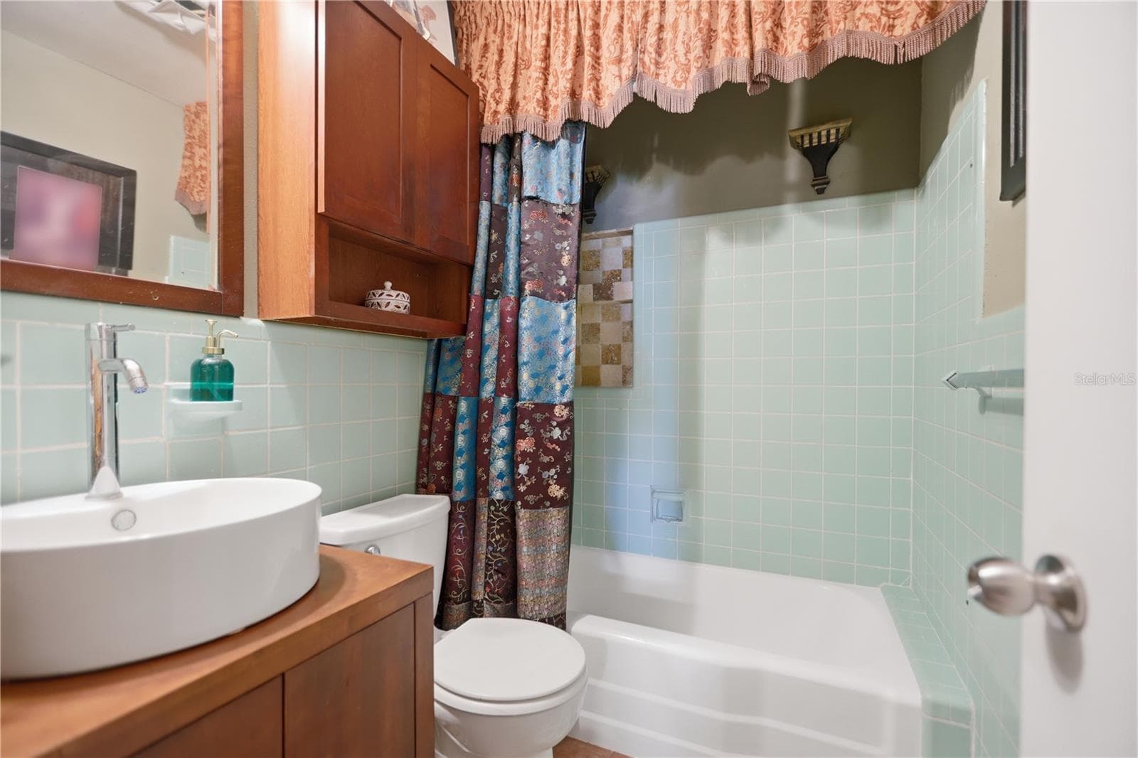 Guest bathroom - 120 VALENCIA RD, ROCKLEDGE