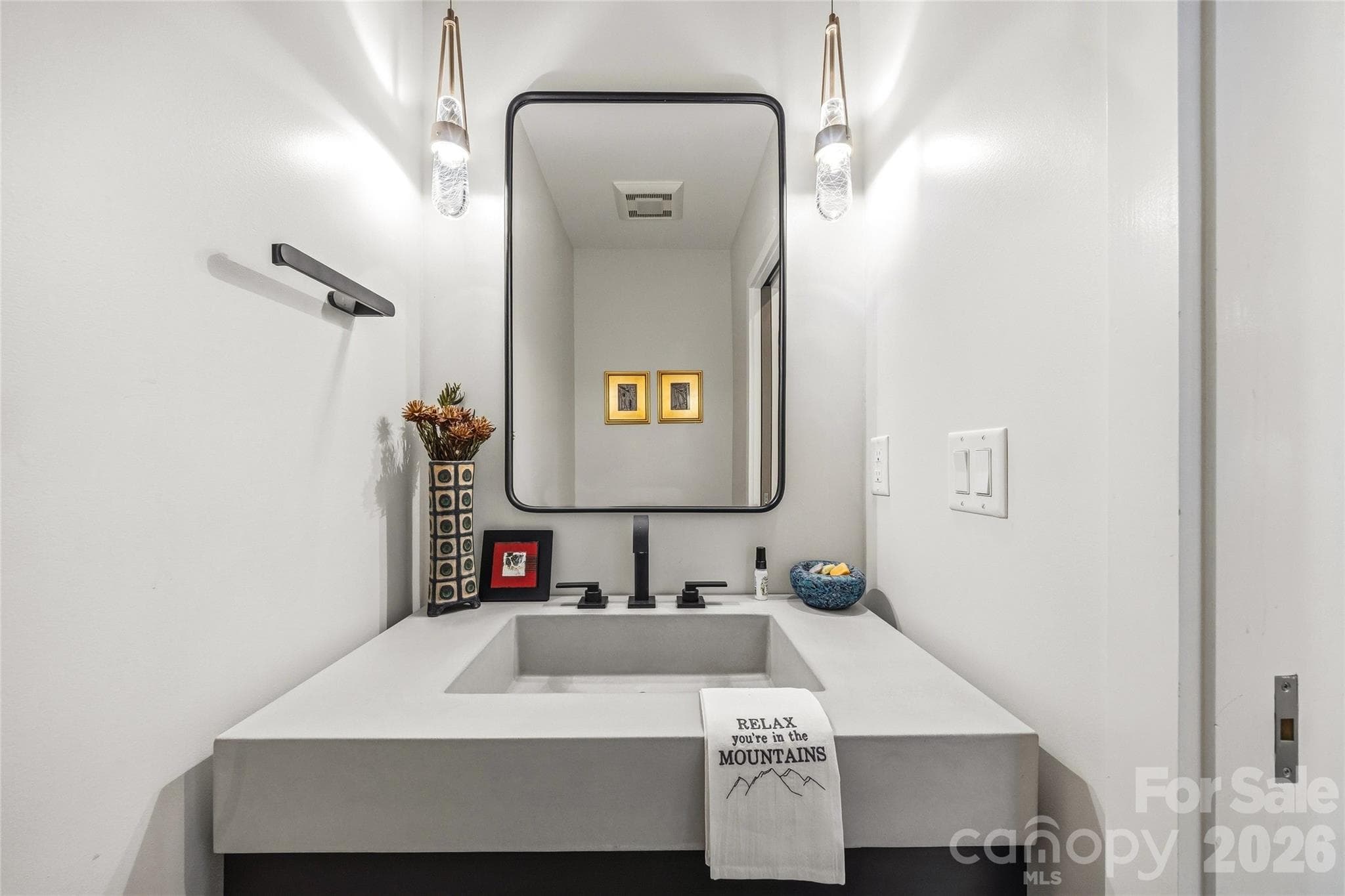 Main level powder Room - 233 Tanglewood Lane, Saluda
