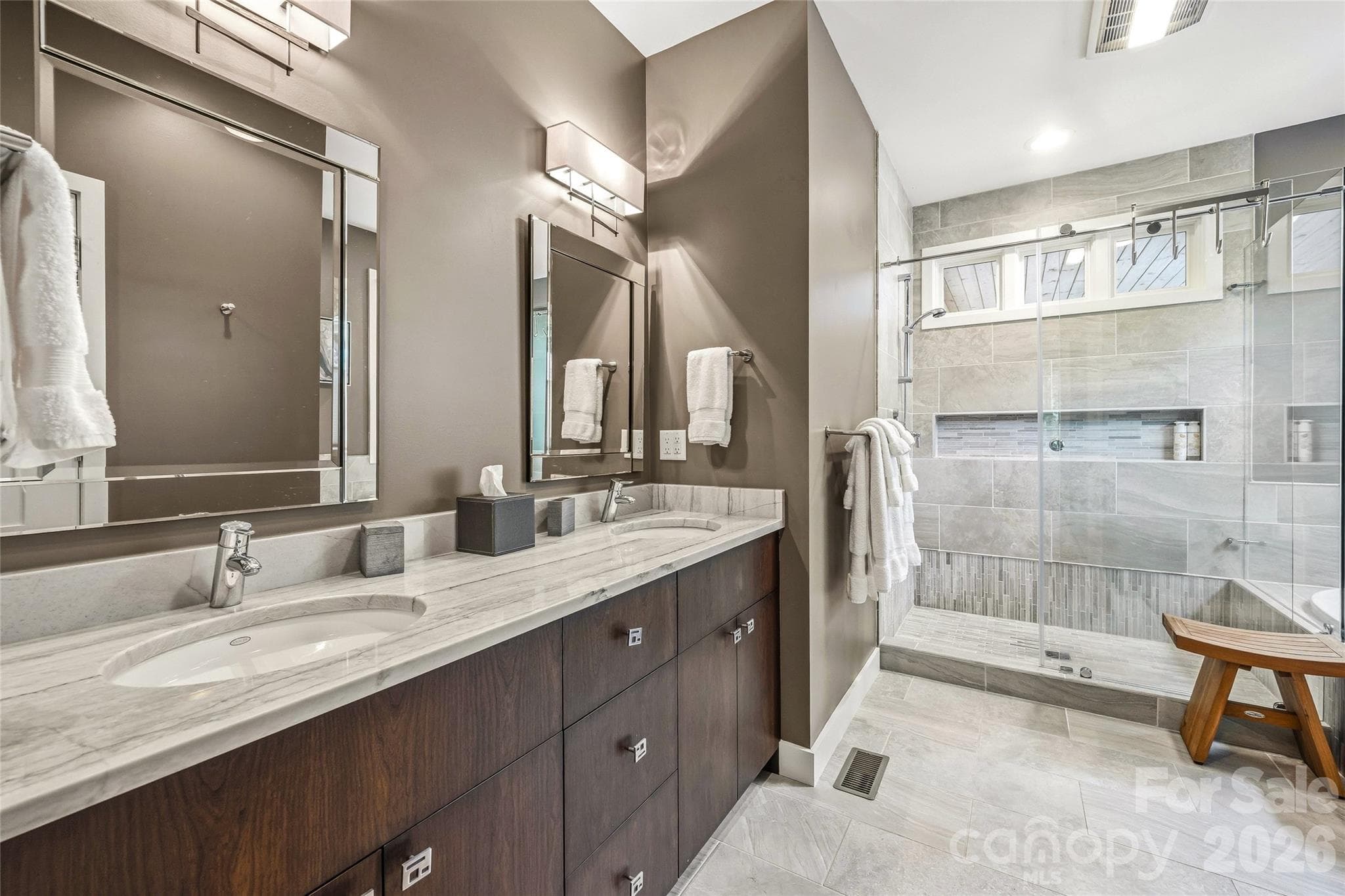 Ensuite Bath with closet and soaking tub - 233 Tanglewood Lane, Saluda